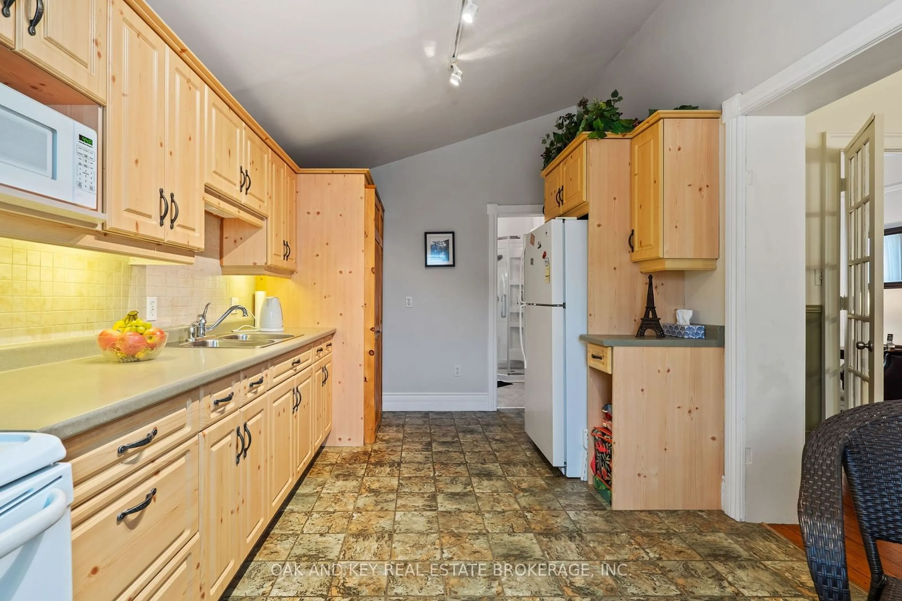 Standard kitchen, ceramic/tile floor for 46342 Sparta Line, Central Elgin Ontario N0L 2H0