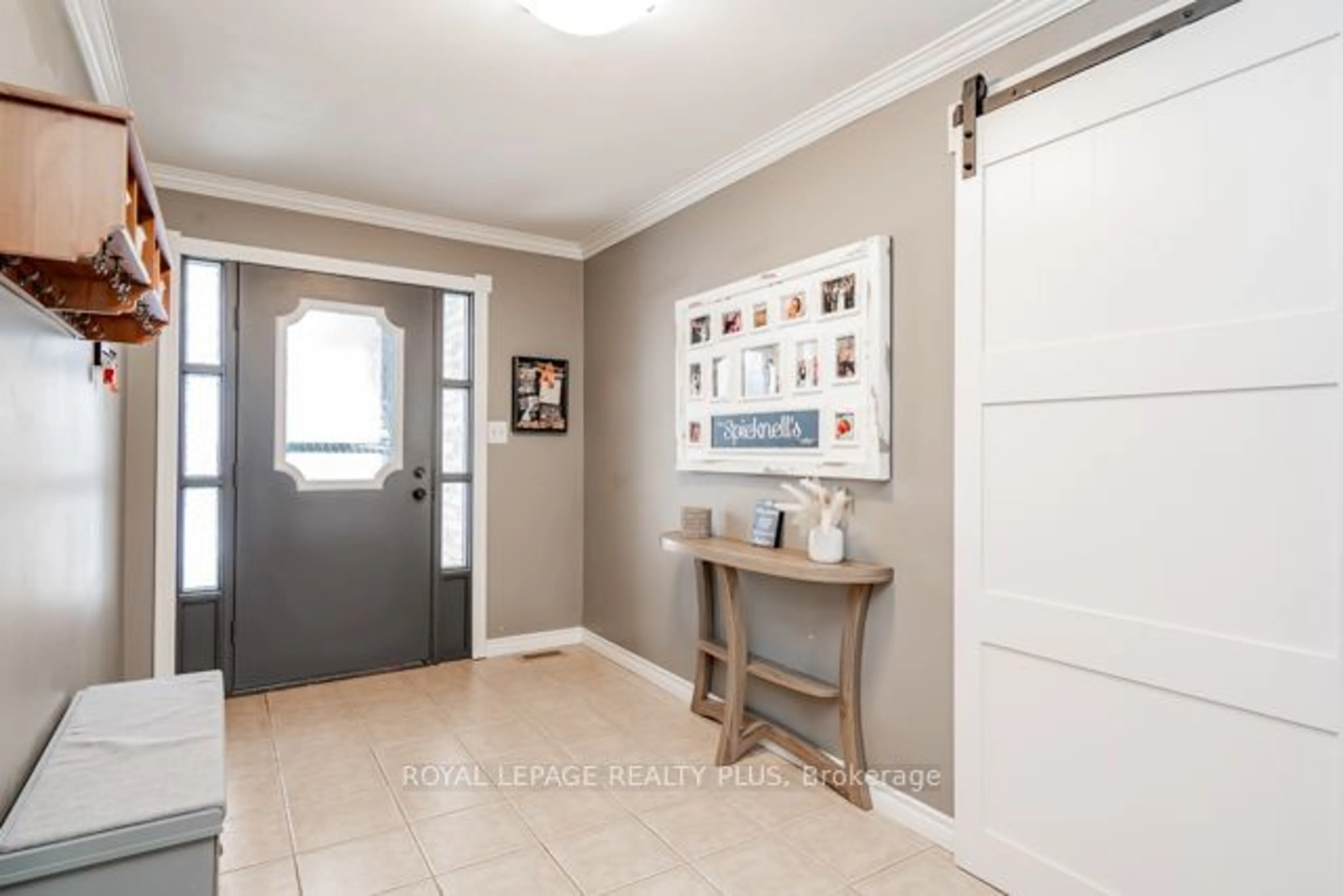 Indoor entryway for 31 Serafino Crt, Hamilton Ontario L9B 1X3