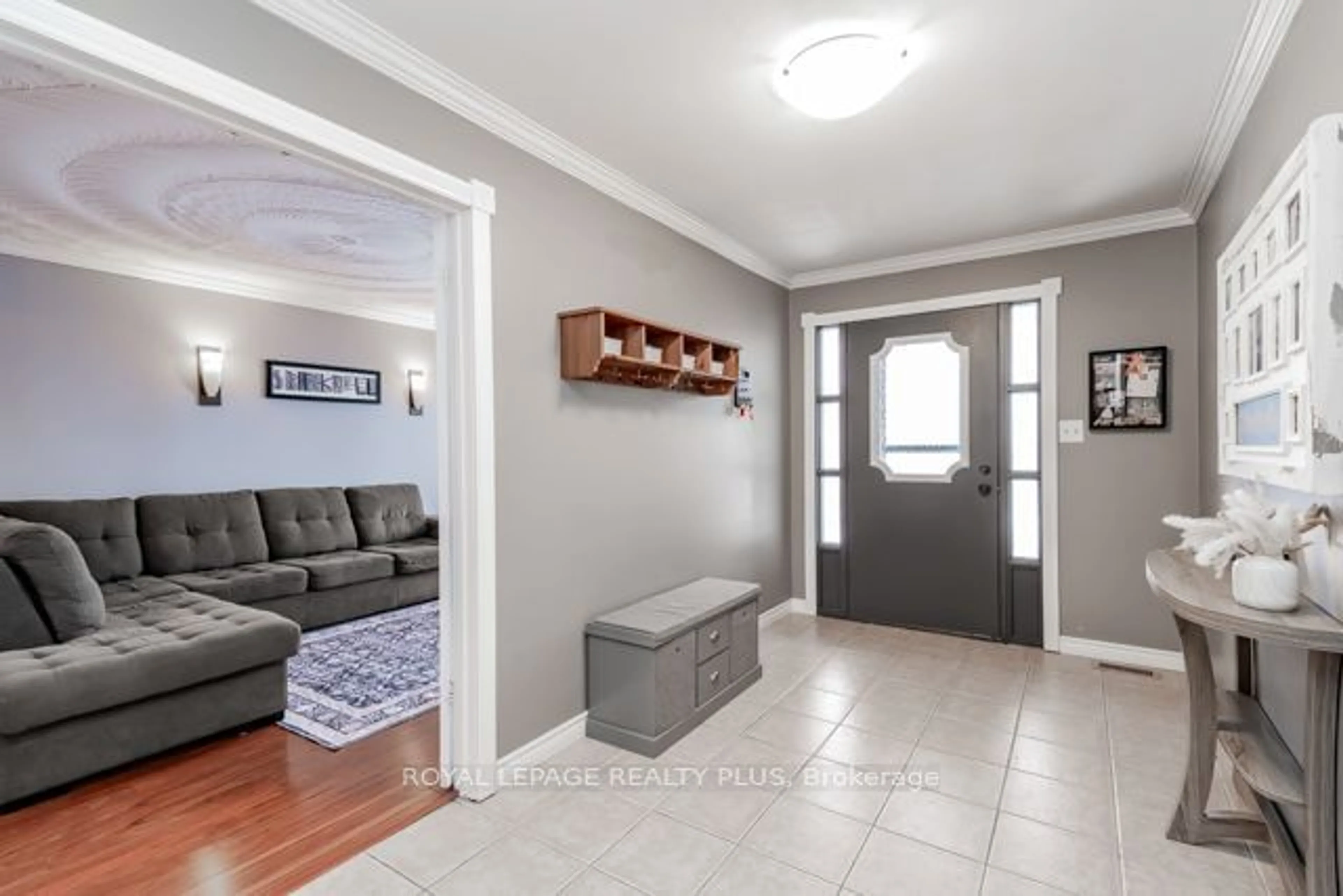 Indoor entryway for 31 Serafino Crt, Hamilton Ontario L9B 1X3