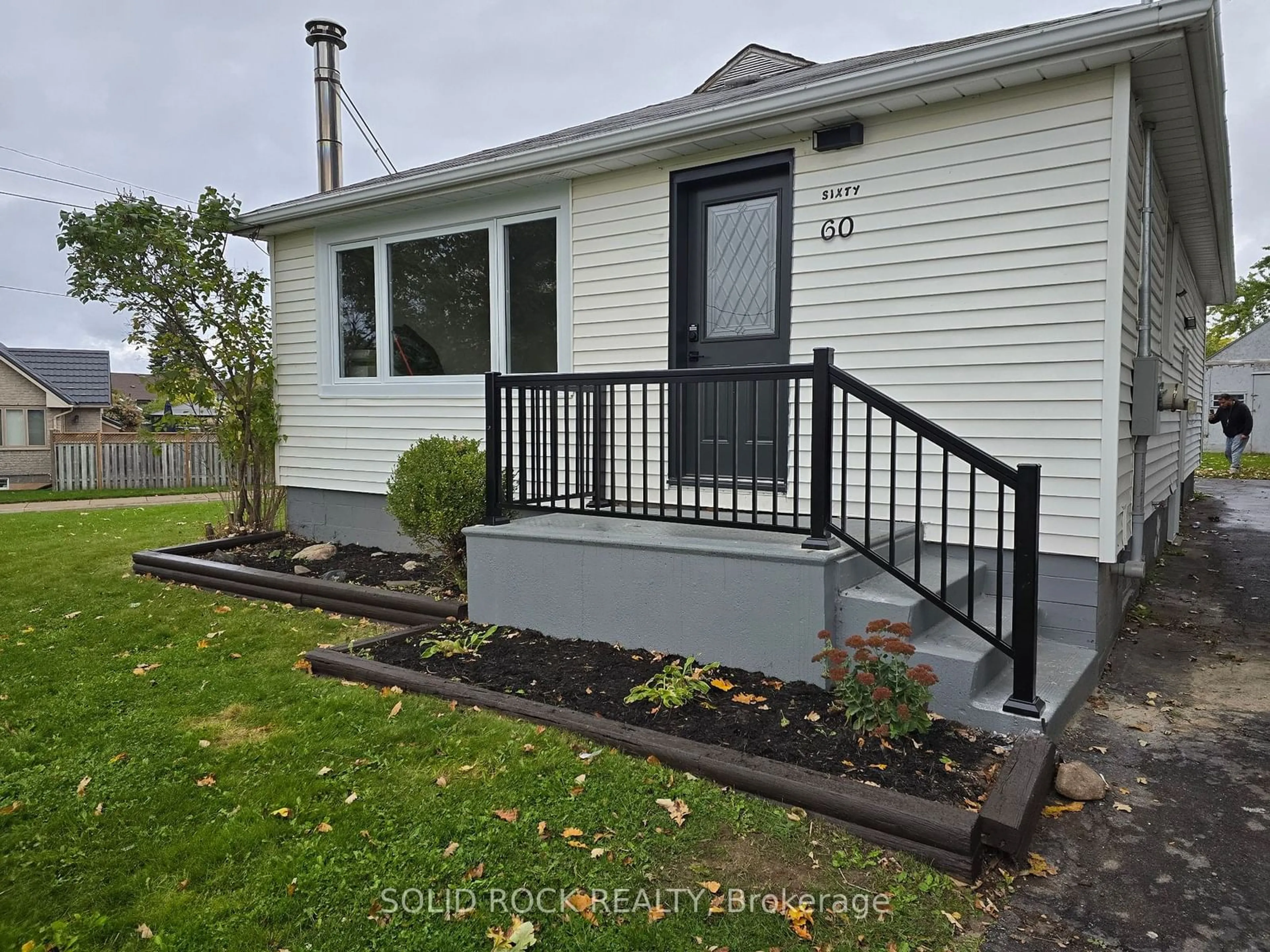 Home with vinyl exterior material, street for 60 Lincoln Rd, Hamilton Ontario L8E 1Z3