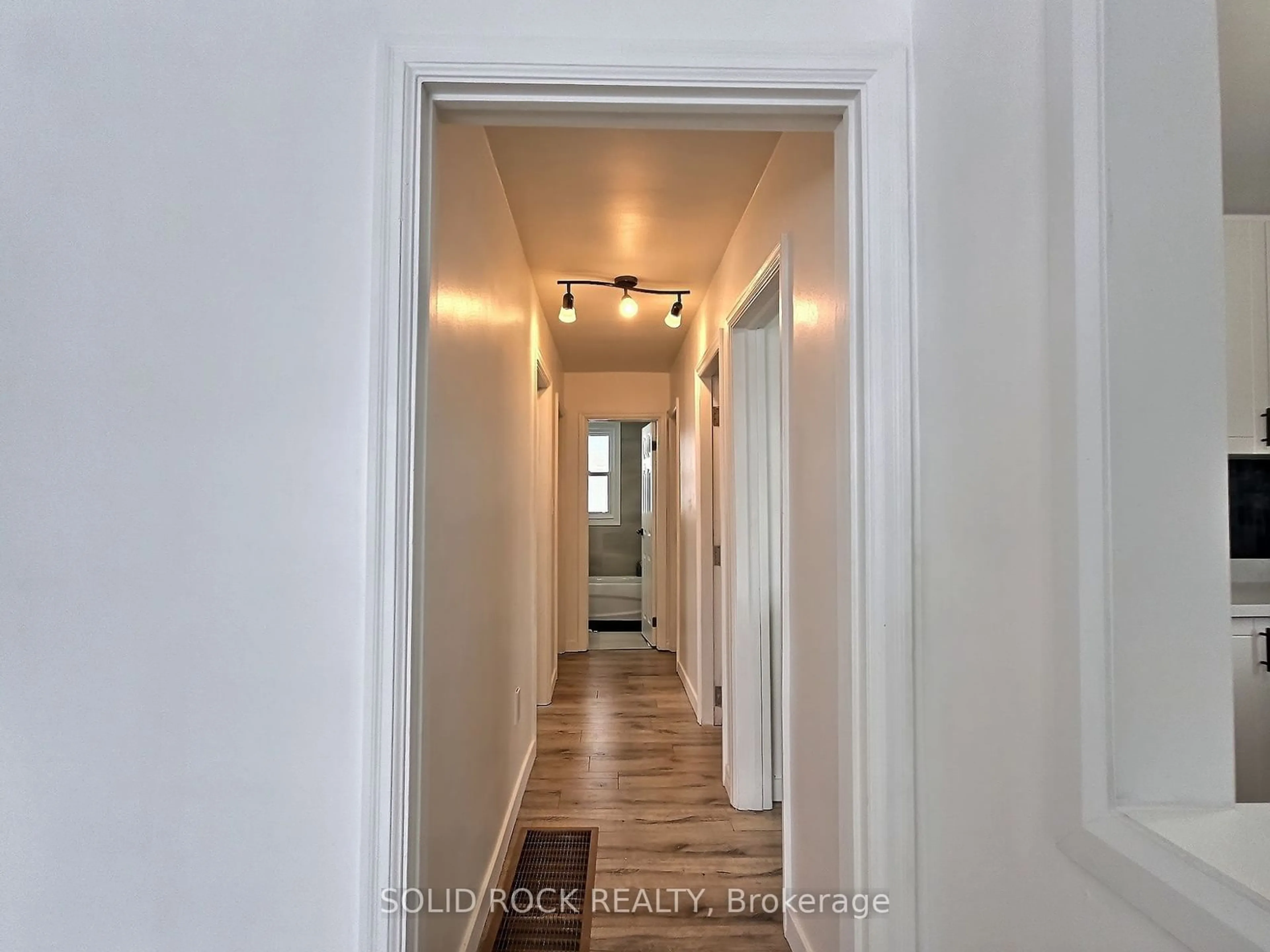 Indoor entryway for 60 Lincoln Rd, Hamilton Ontario L8E 1Z3