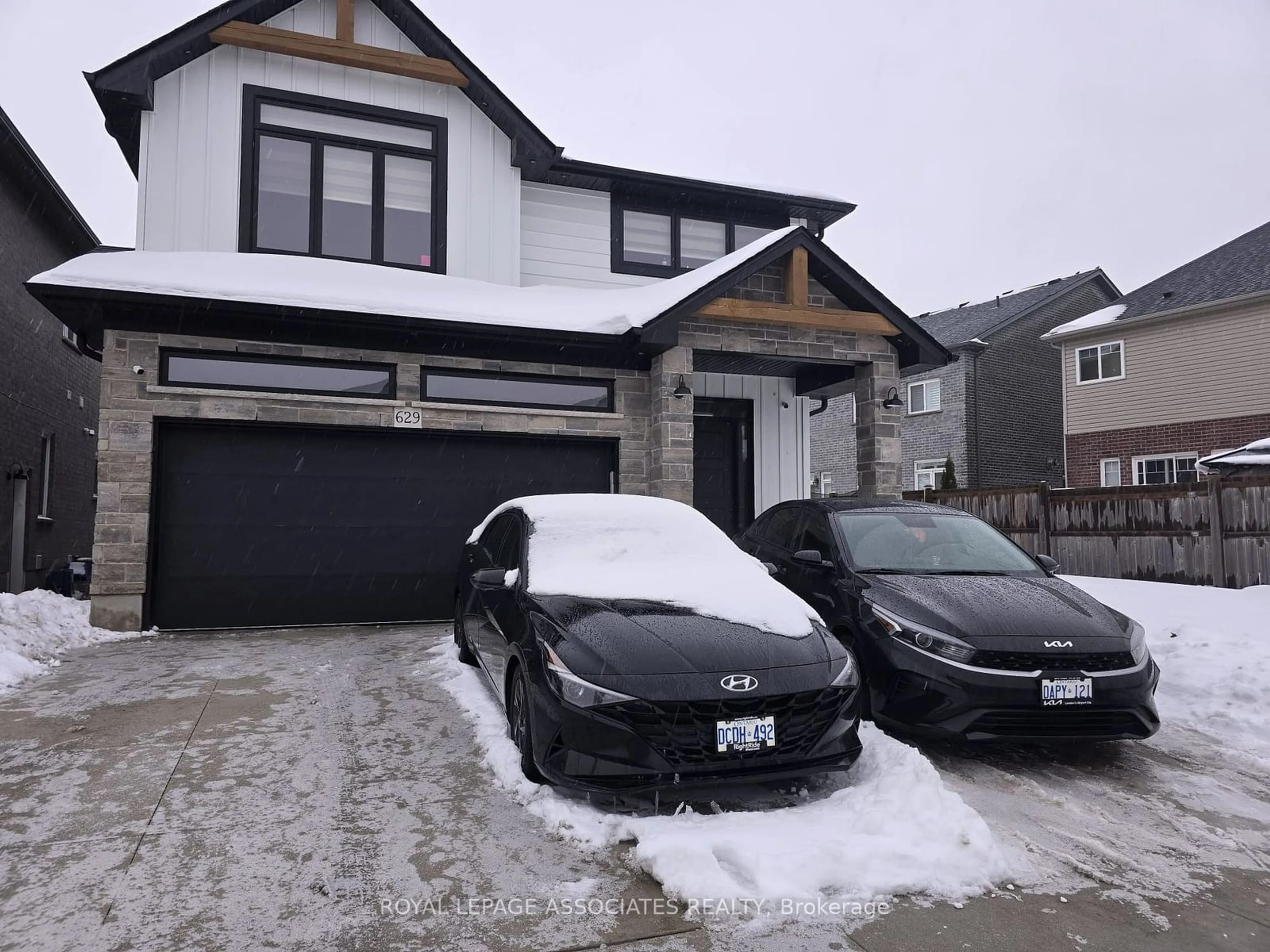 Indoor garage for 629 Doonwoods Cres, Kitchener Ontario N2P 0E6