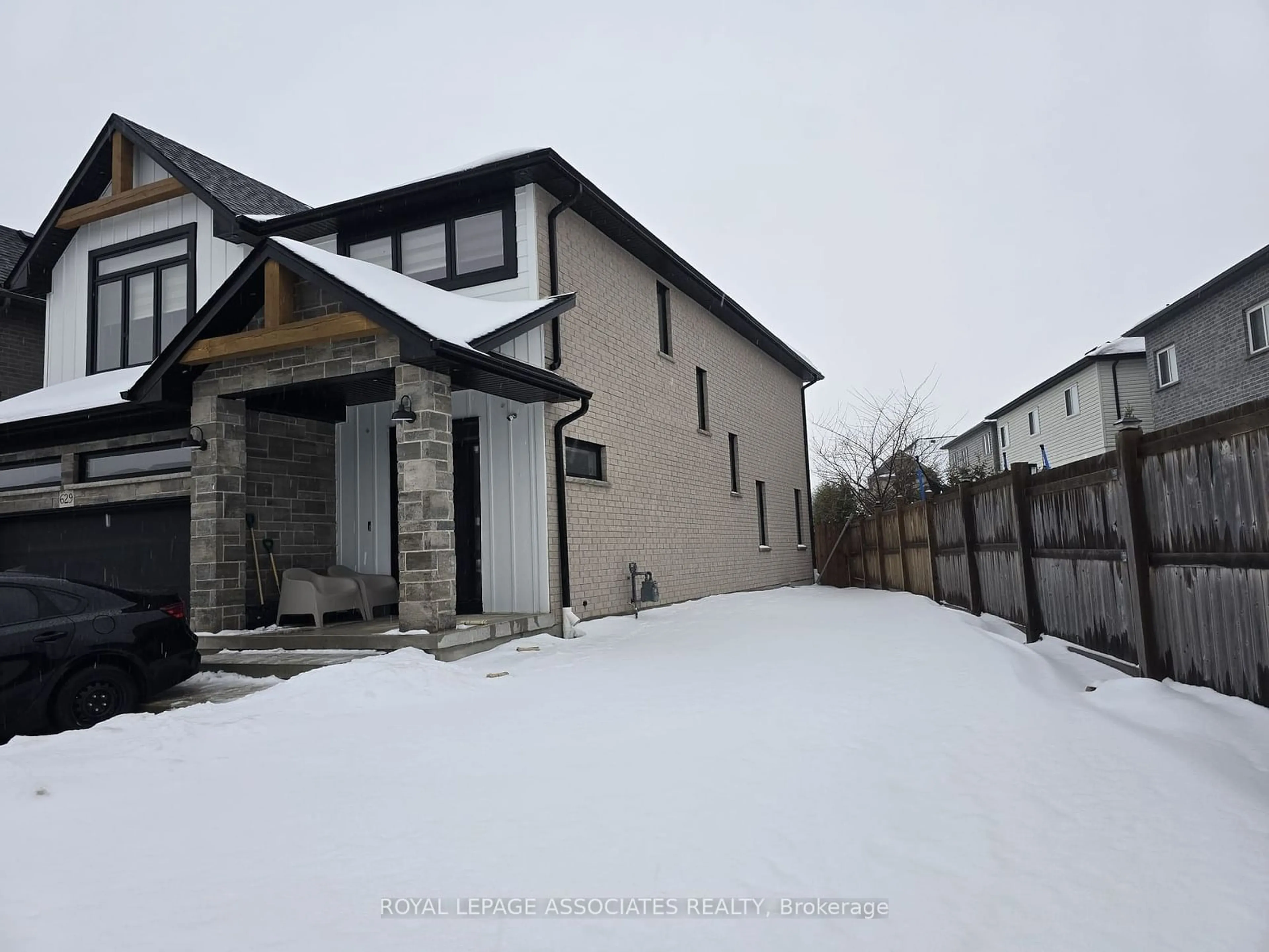 A pic from outside/outdoor area/front of a property/back of a property/a pic from drone, unknown for 629 Doonwoods Cres, Kitchener Ontario N2P 0E6