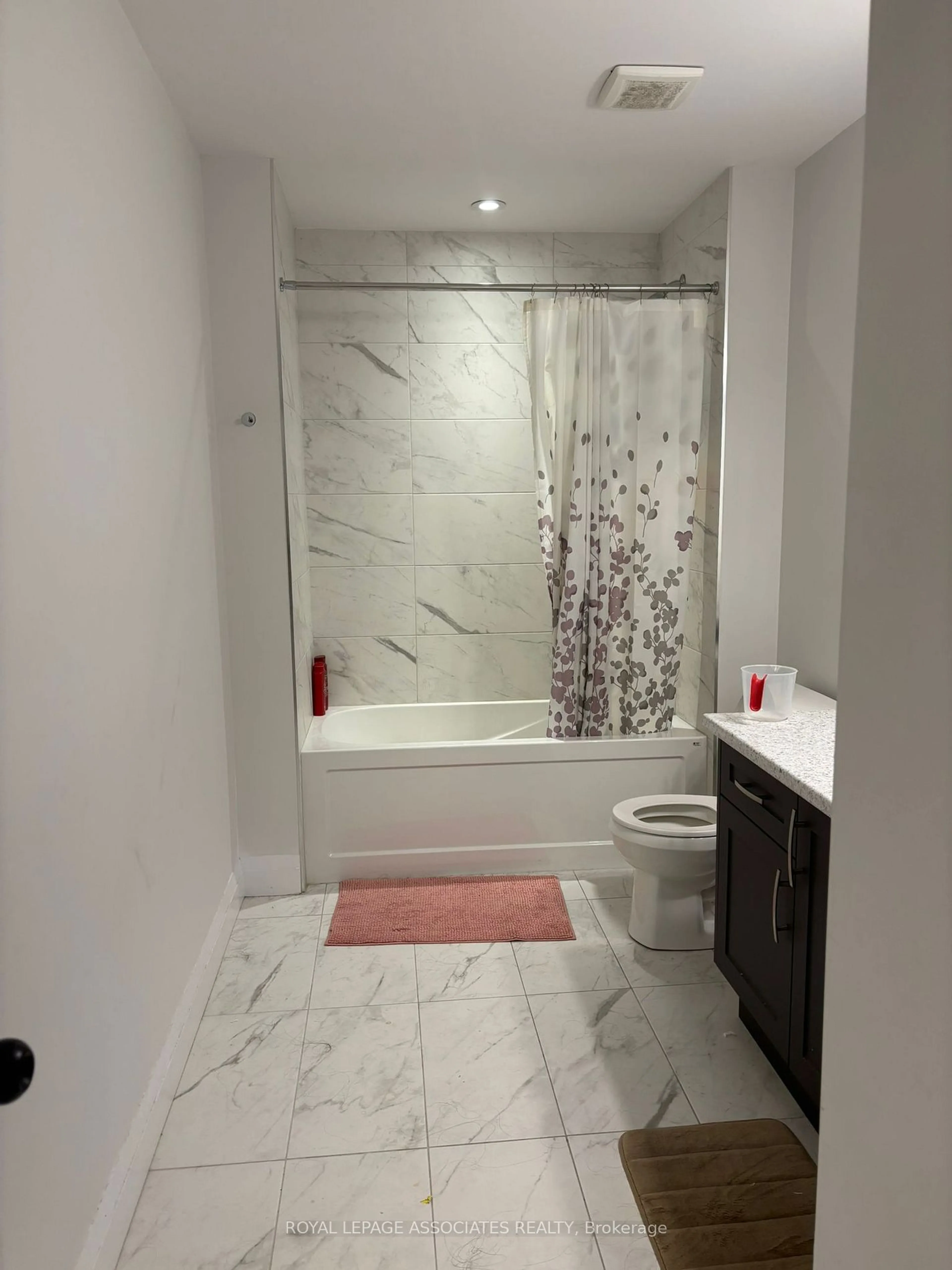 Standard bathroom, ceramic/tile floor for 629 Doonwoods Cres, Kitchener Ontario N2P 0E6