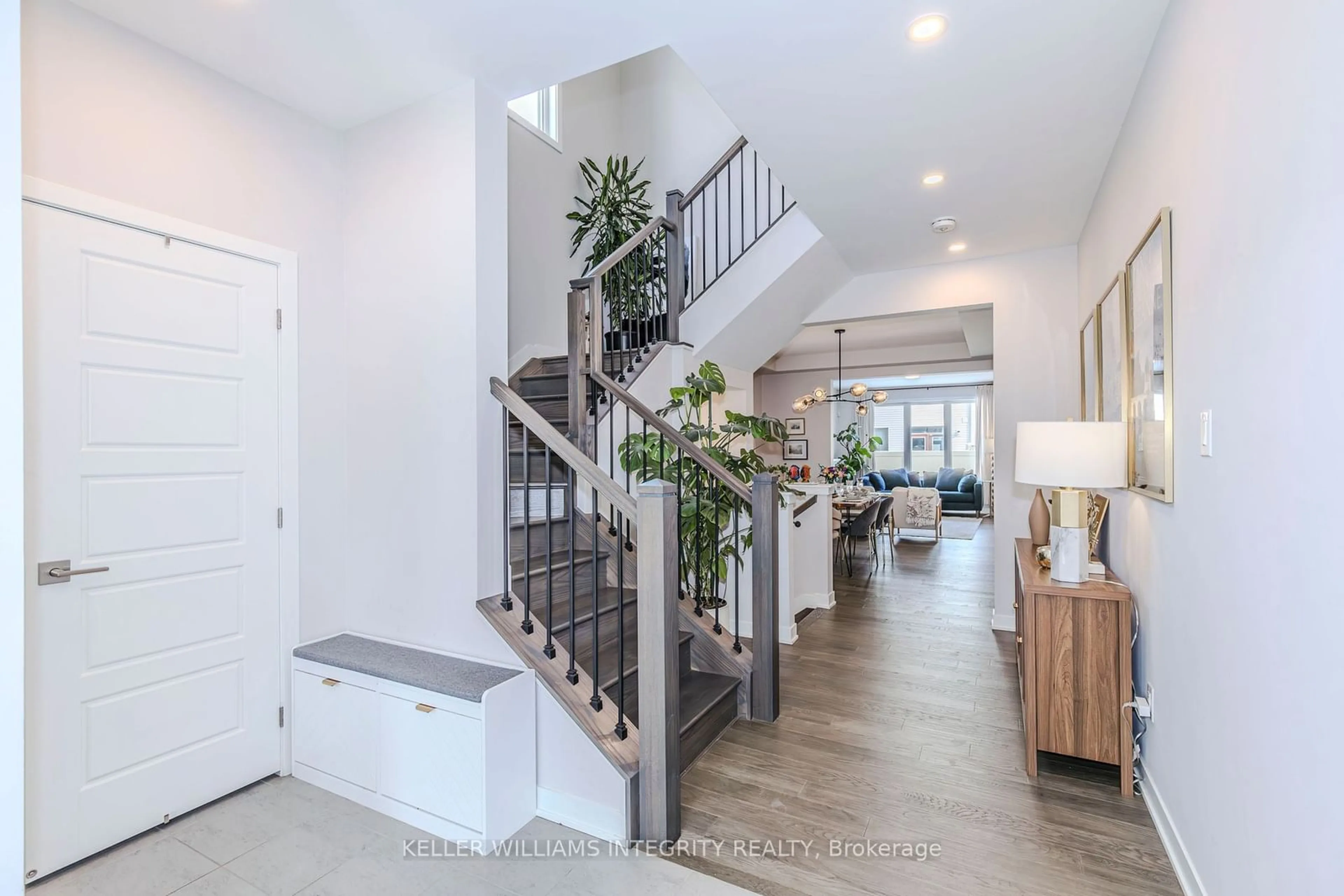 Indoor entryway for 841 DERREEN Ave, Stittsville - Munster - Richmond Ontario K2S 3A7