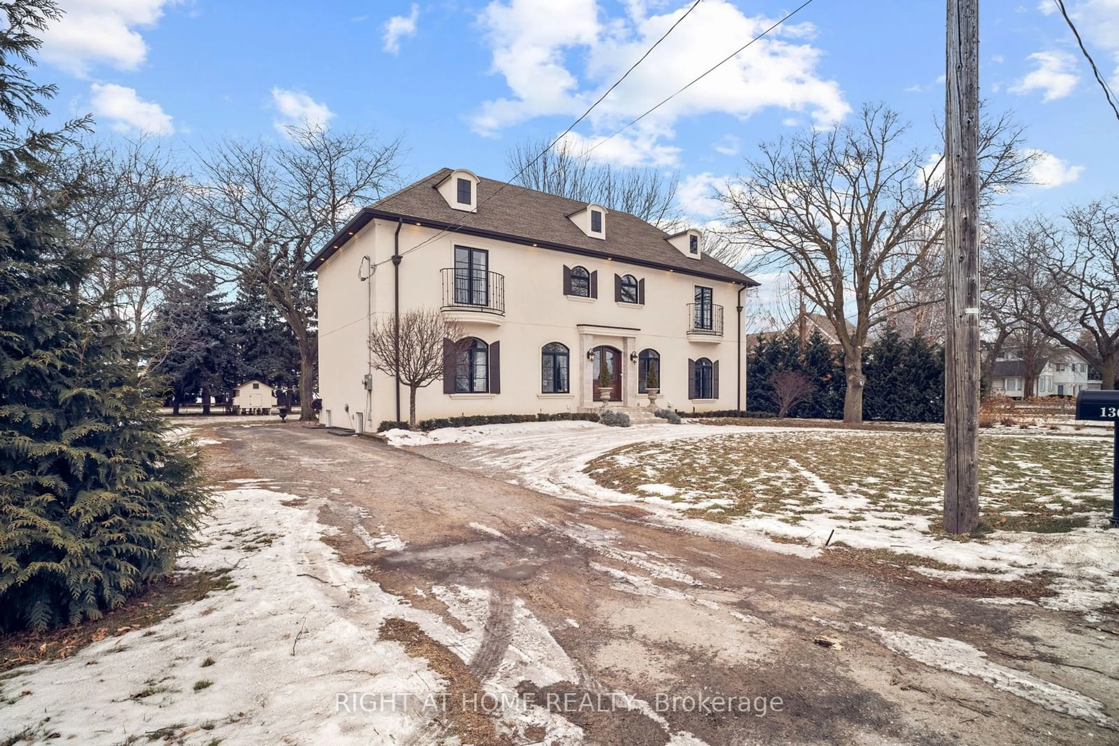 A pic from outside/outdoor area/front of a property/back of a property/a pic from drone, street for 1309 THIRD ST. LOUTH, St. Catharines Ontario L2R 6P9