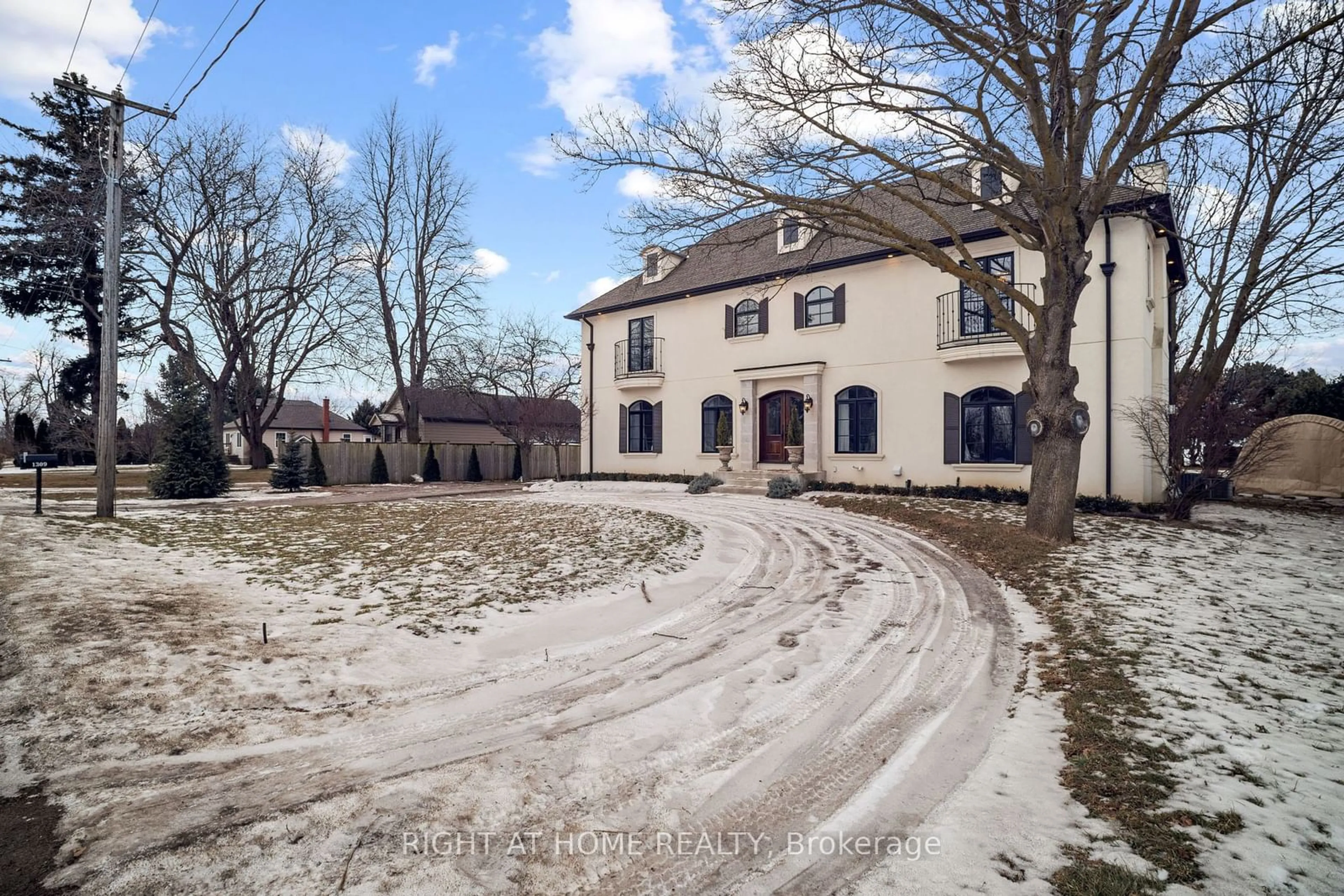 A pic from outside/outdoor area/front of a property/back of a property/a pic from drone, street for 1309 THIRD ST. LOUTH, St. Catharines Ontario L2R 6P9