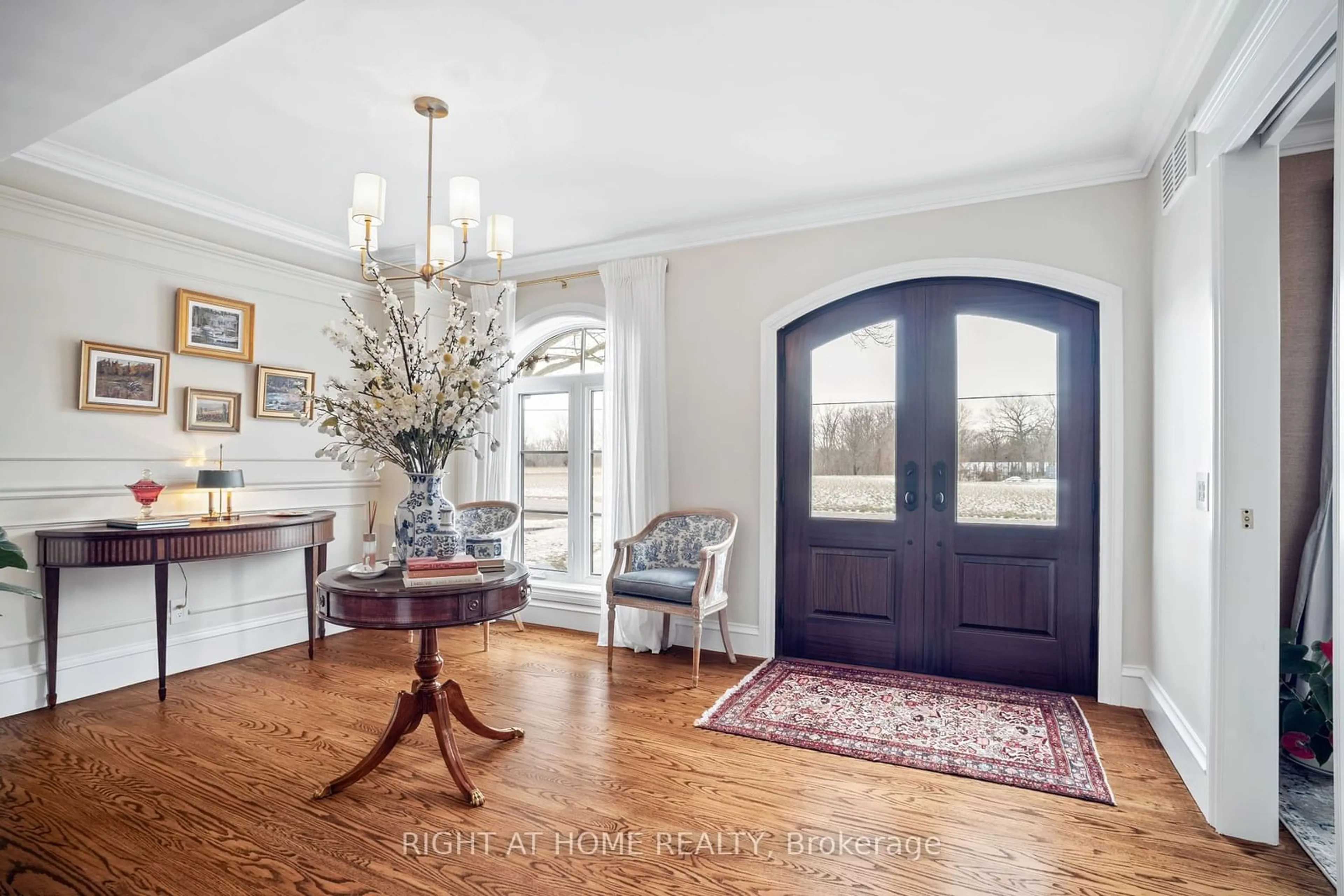 Indoor entryway for 1309 THIRD ST. LOUTH, St. Catharines Ontario L2R 6P9