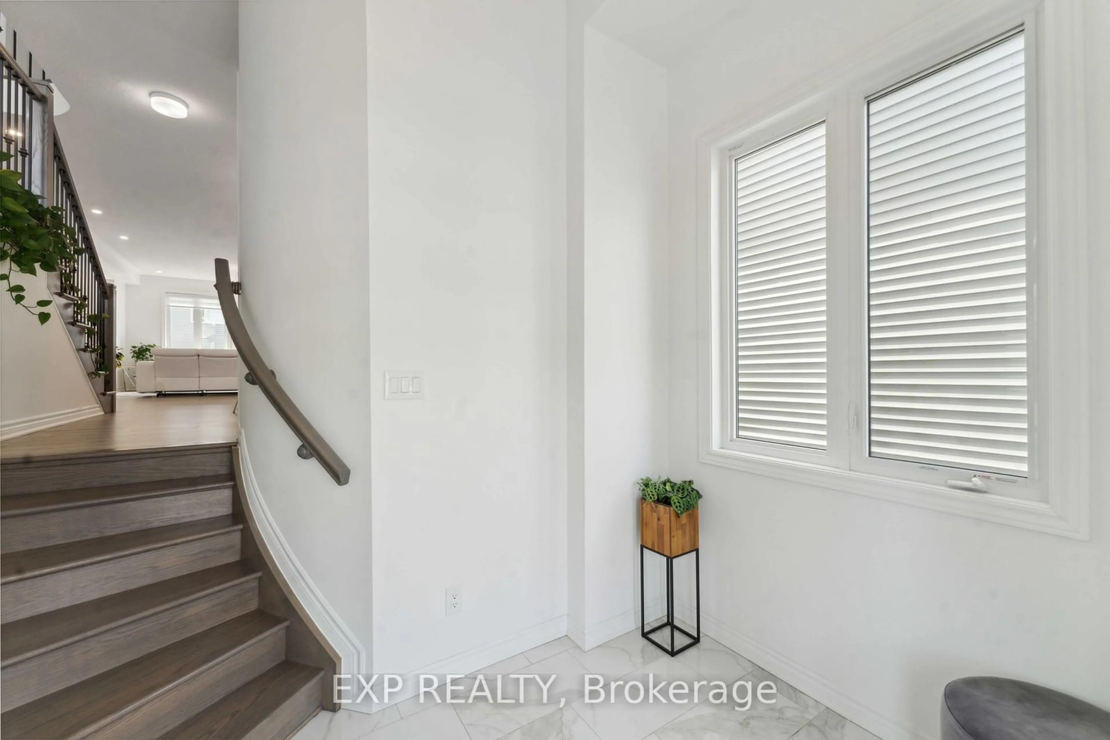 Indoor entryway for 922 Nokomis Pl, Barrhaven Ontario K2J 6T4