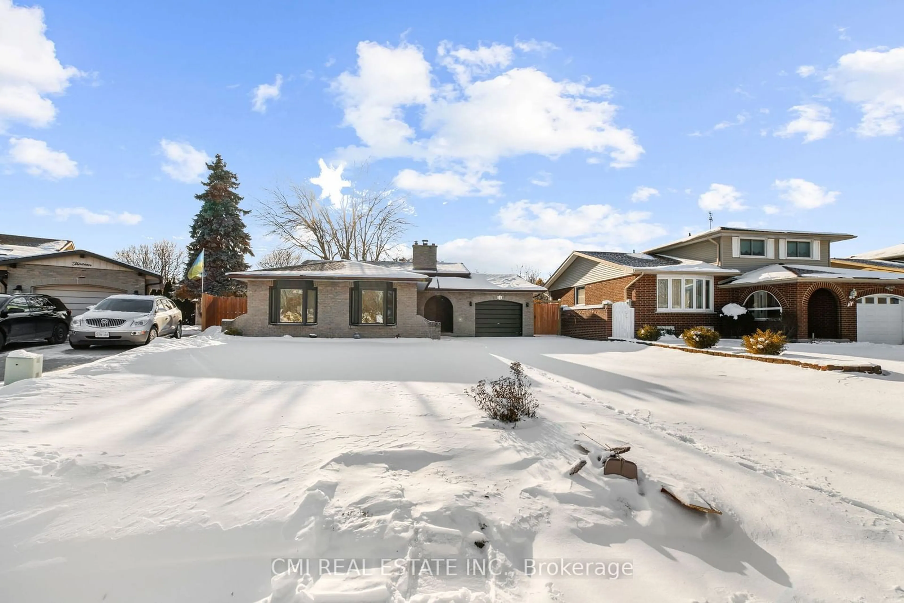 A pic from outside/outdoor area/front of a property/back of a property/a pic from drone, street for 15 Bayshore Cres, St. Catharines Ontario L2N 5Y3