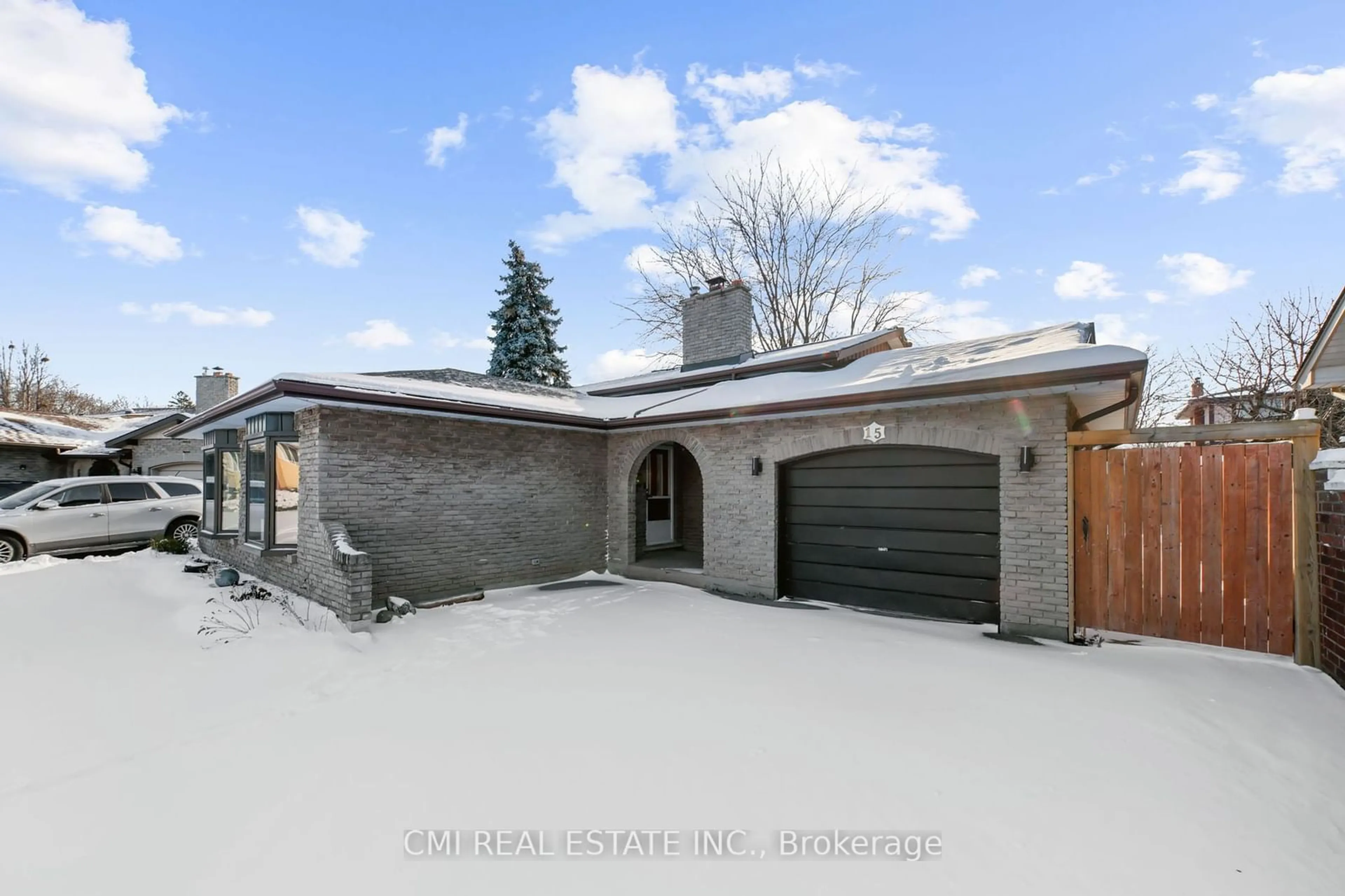 A pic from outside/outdoor area/front of a property/back of a property/a pic from drone, mountain view for 15 Bayshore Cres, St. Catharines Ontario L2N 5Y3