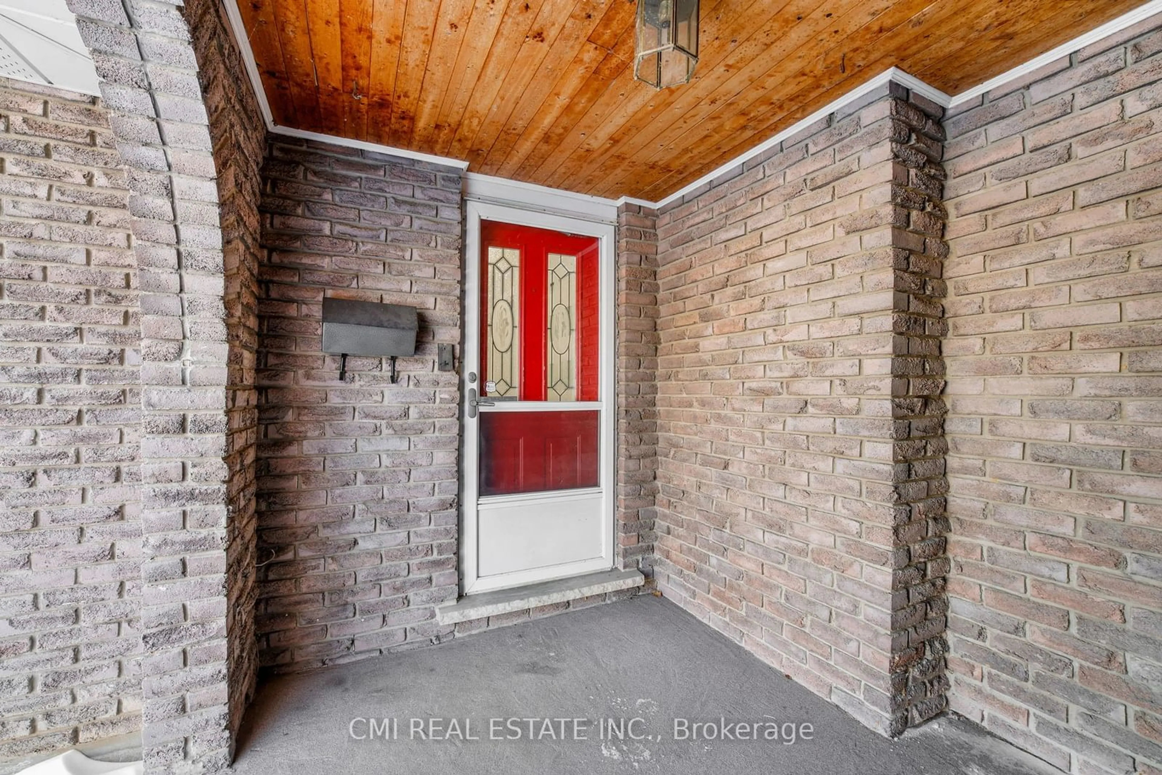 Indoor entryway for 15 Bayshore Cres, St. Catharines Ontario L2N 5Y3