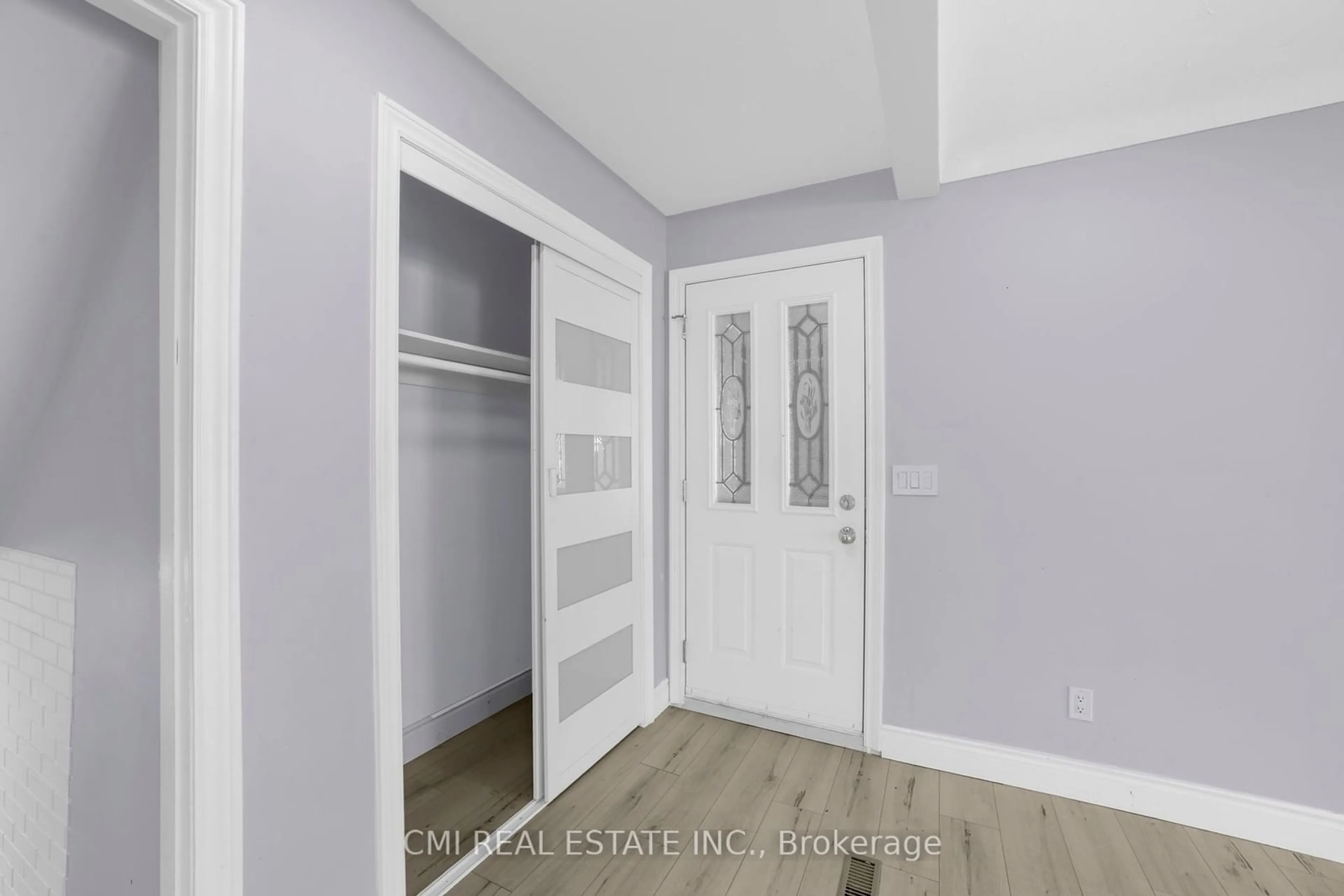 Indoor entryway for 15 Bayshore Cres, St. Catharines Ontario L2N 5Y3