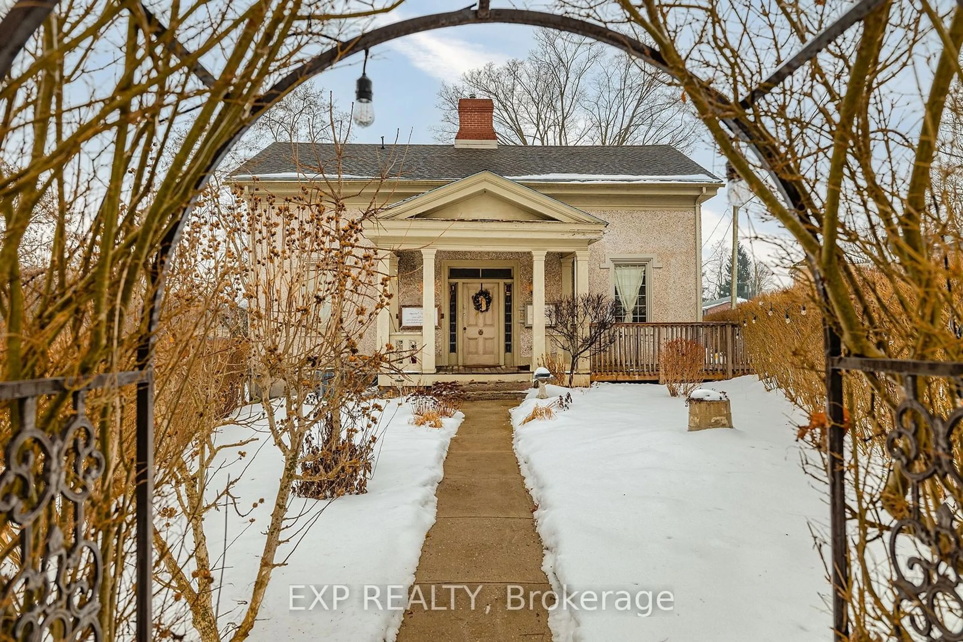 Indoor entryway for 2 Arnold St, Brant Ontario N3L 2C2