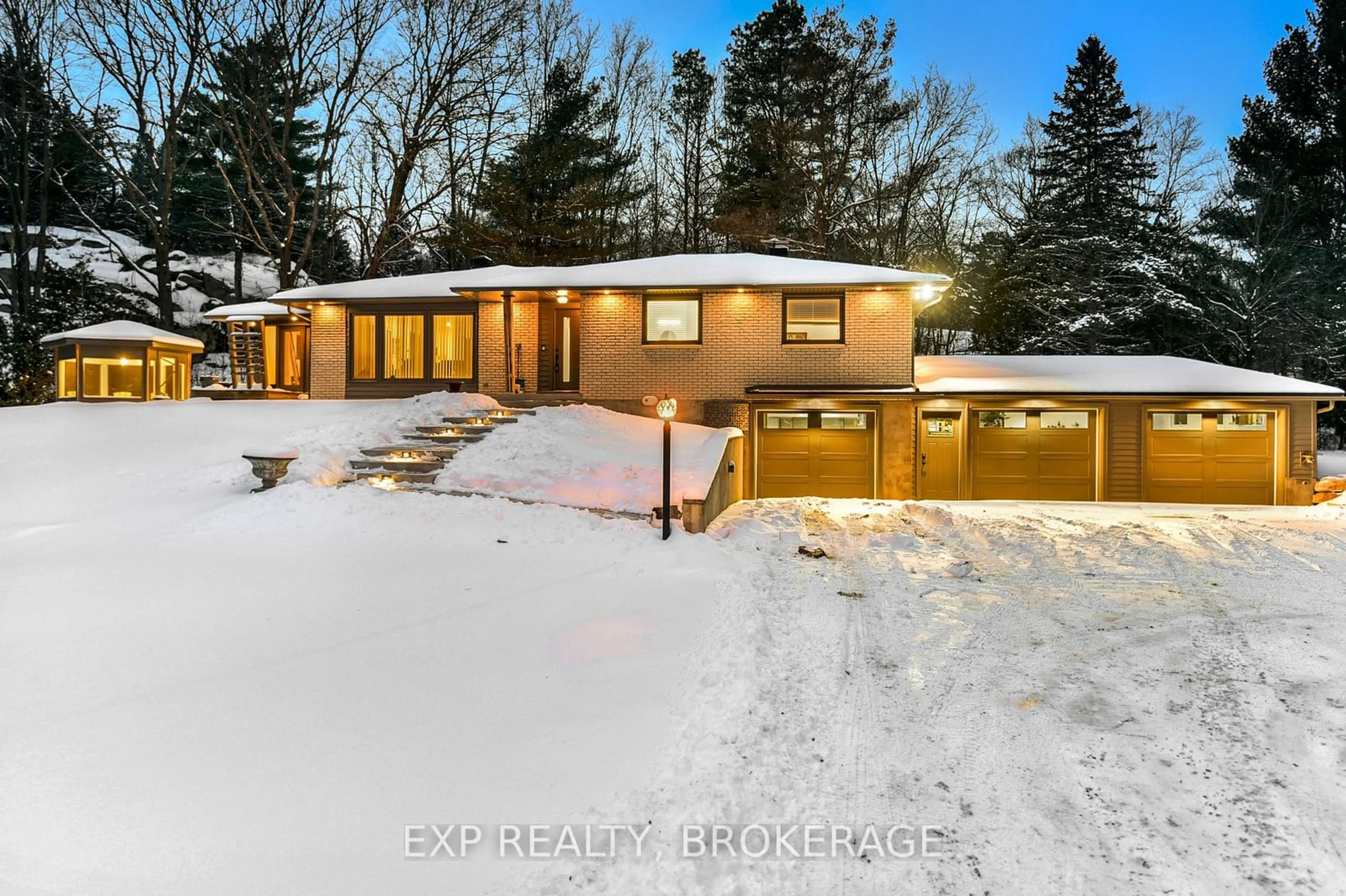 A pic from outside/outdoor area/front of a property/back of a property/a pic from drone, street for 1138 Thousand Islands Pkwy, Front of Yonge Ontario K0E 1R0