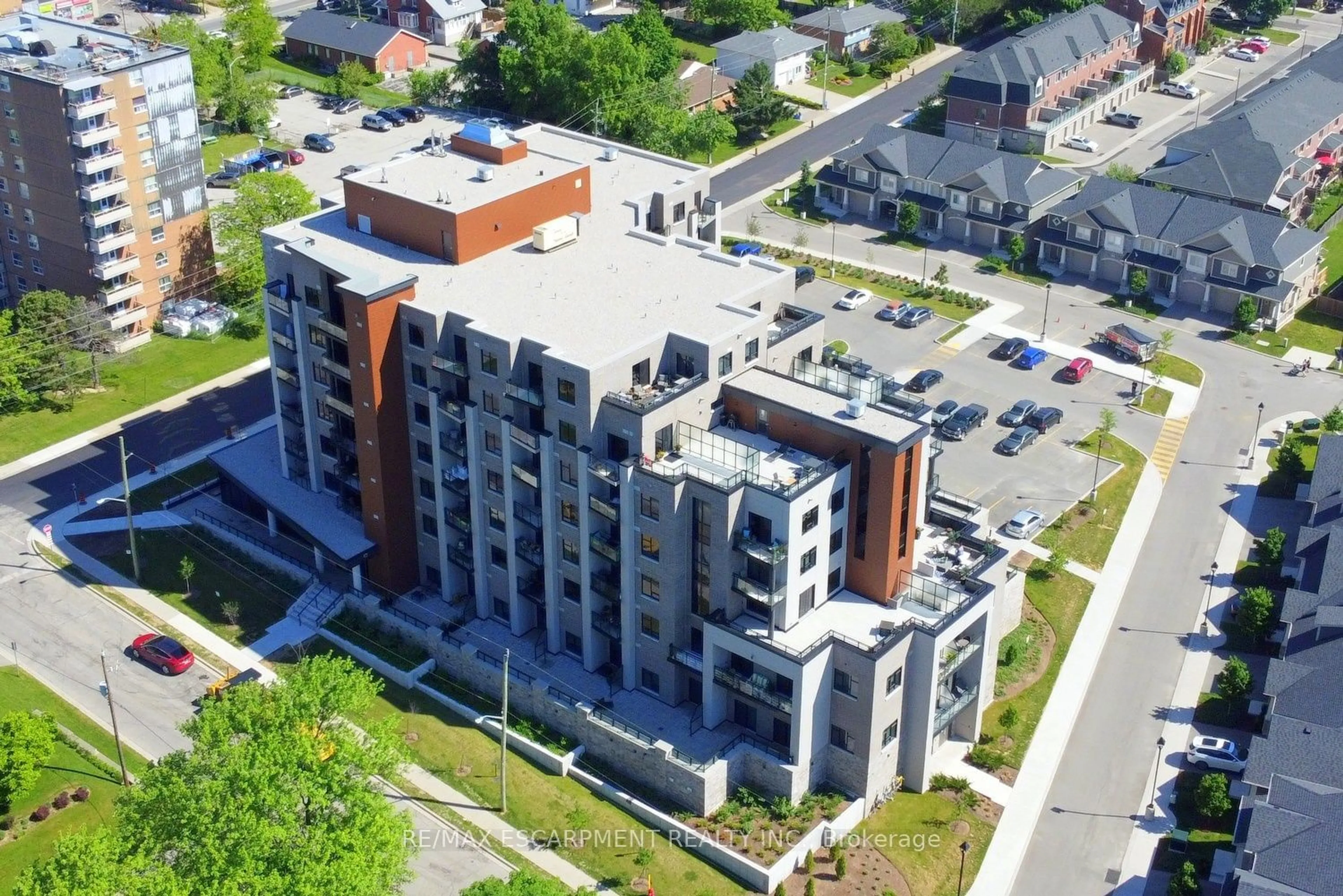 A pic from outside/outdoor area/front of a property/back of a property/a pic from drone, building for 30 Hamilton St #605, Hamilton Ontario L8B 1V8