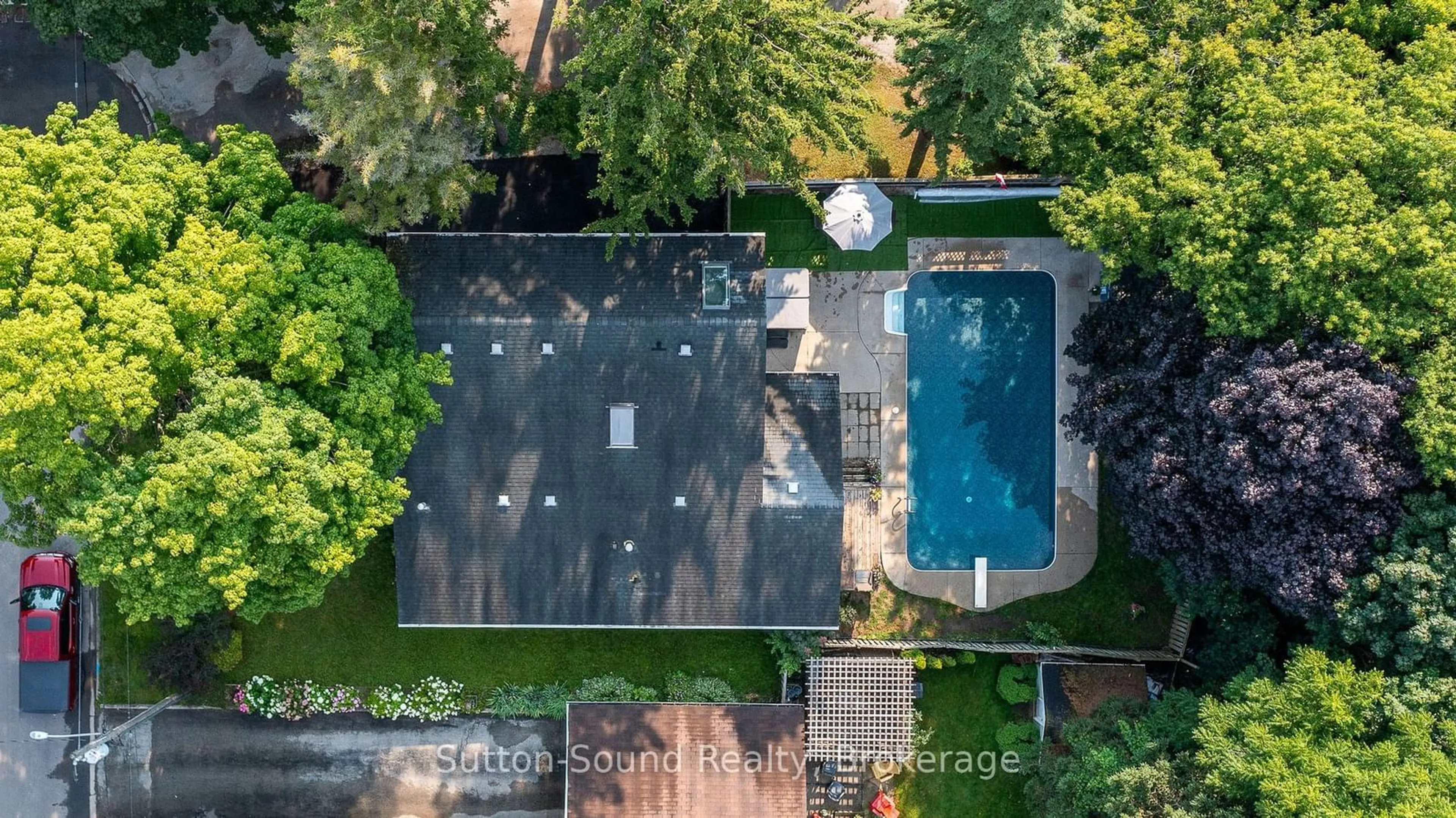 A pic from outside/outdoor area/front of a property/back of a property/a pic from drone, street for 545 10th A St, Owen Sound Ontario N4K 3R7