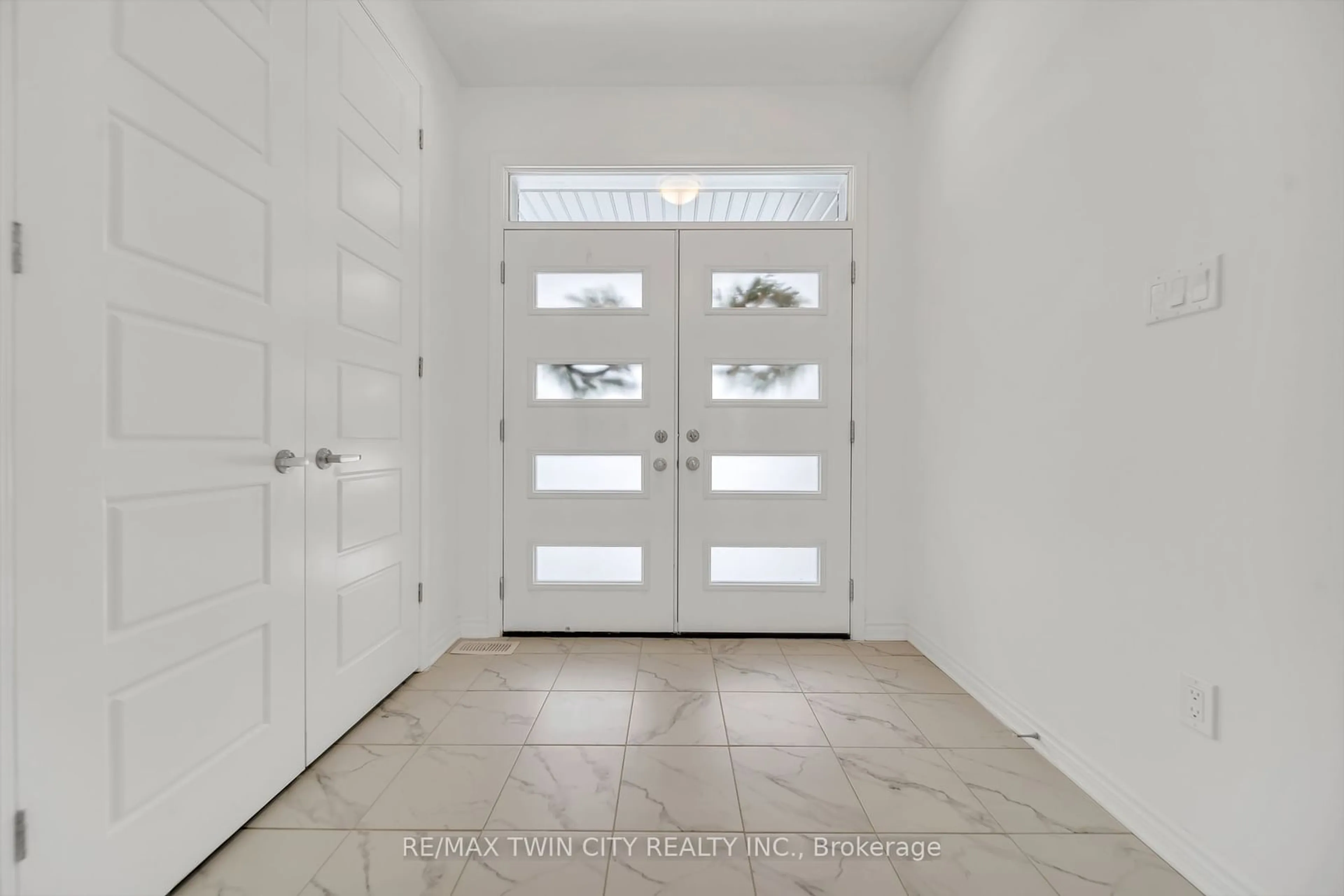 Indoor entryway for 23 Sitler St, Kitchener Ontario N2R 0T2