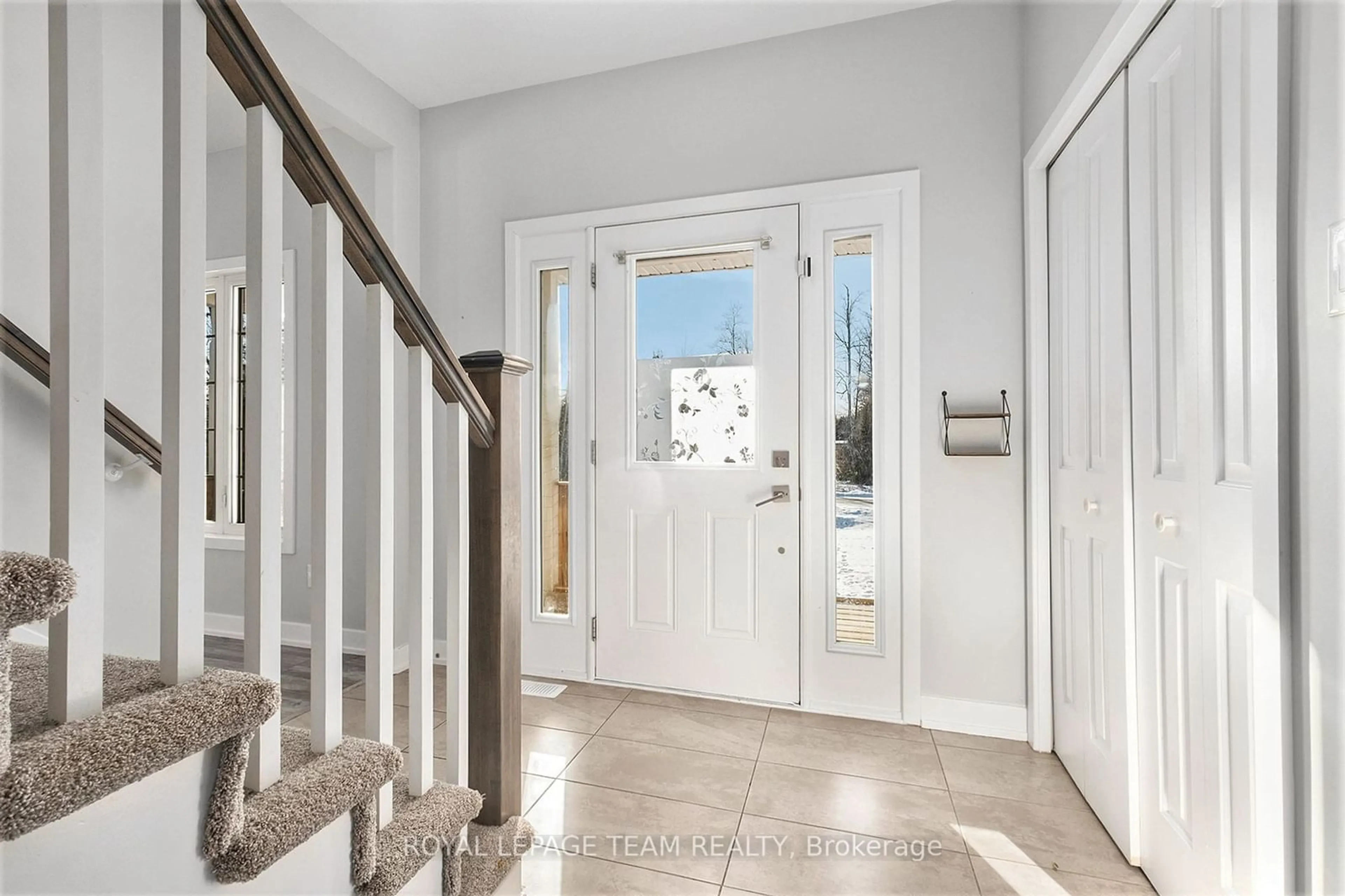 Indoor entryway for 56 Stonewalk Dr, North Grenville Ontario K0G 1J0