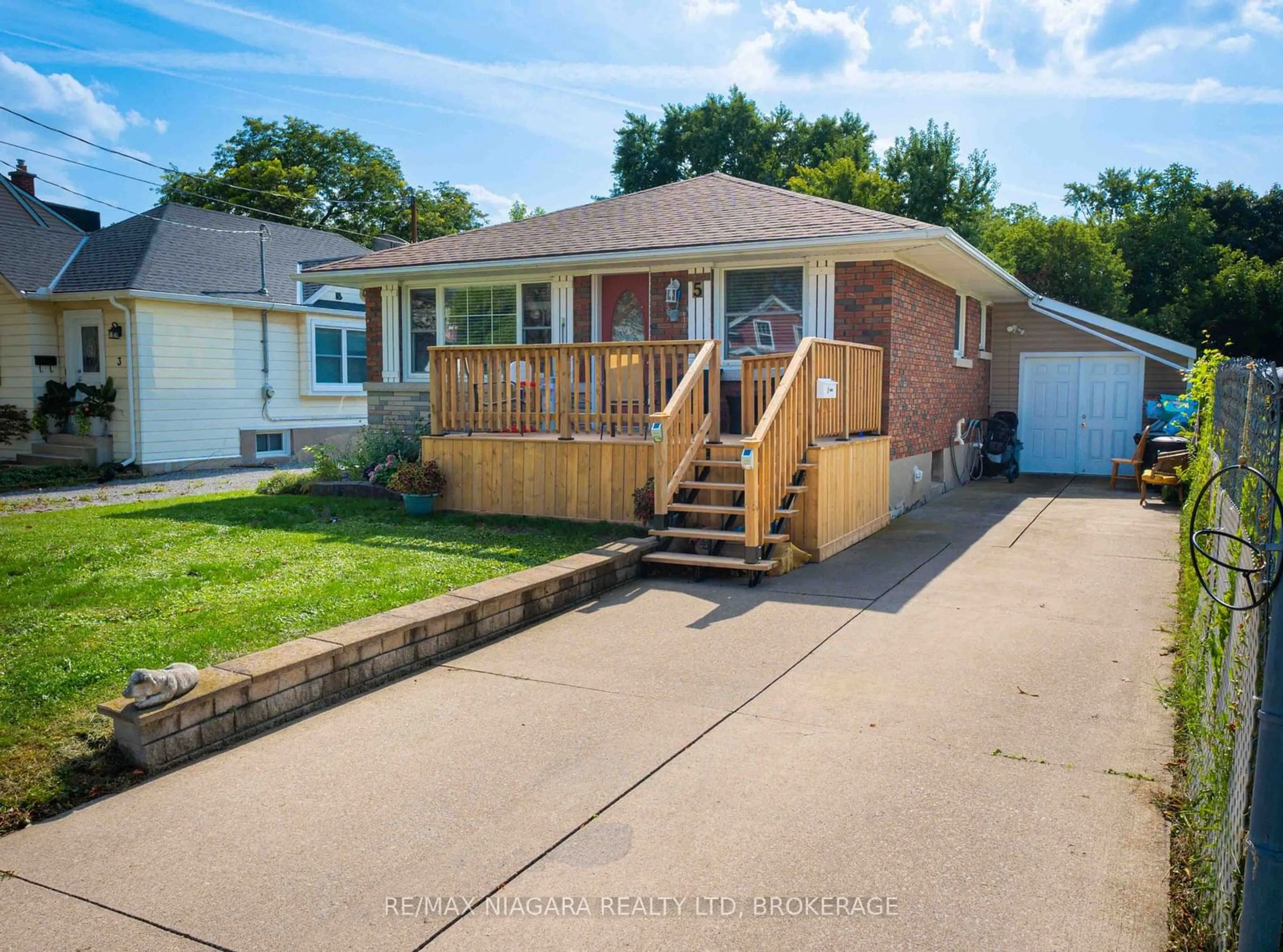 A pic from outside/outdoor area/front of a property/back of a property/a pic from drone, street for 5 ST PETER St, St. Catharines Ontario L2T 1N7