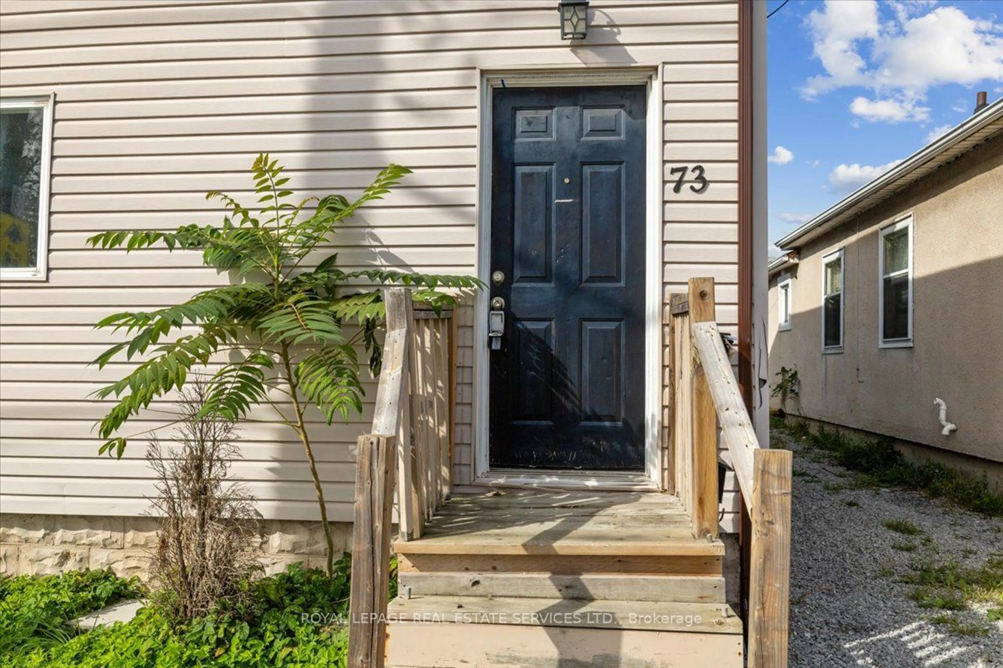 Indoor entryway for 73 Vine St, St. Catharines Ontario L2R 3X9