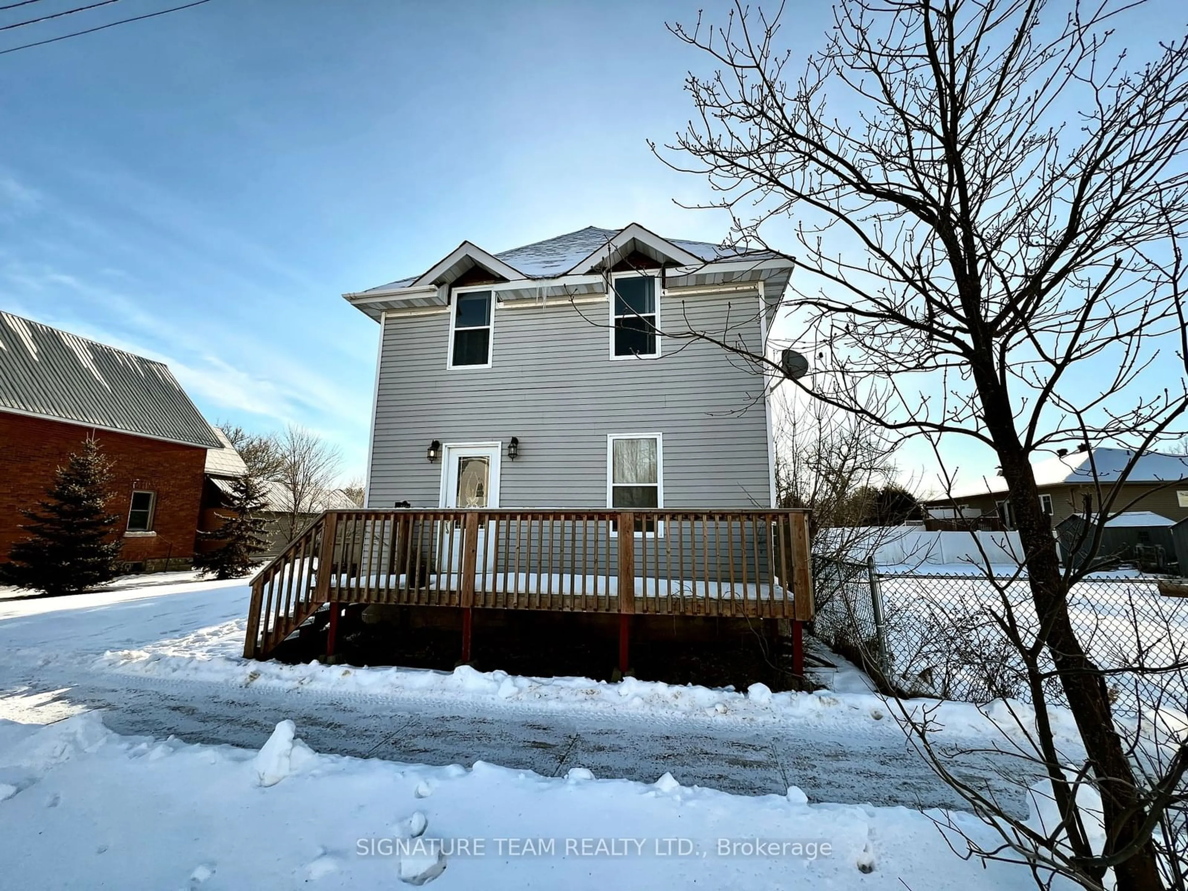 A pic from outside/outdoor area/front of a property/back of a property/a pic from drone, unknown for 465 Somerset St, Pembroke Ontario K8A 4C5