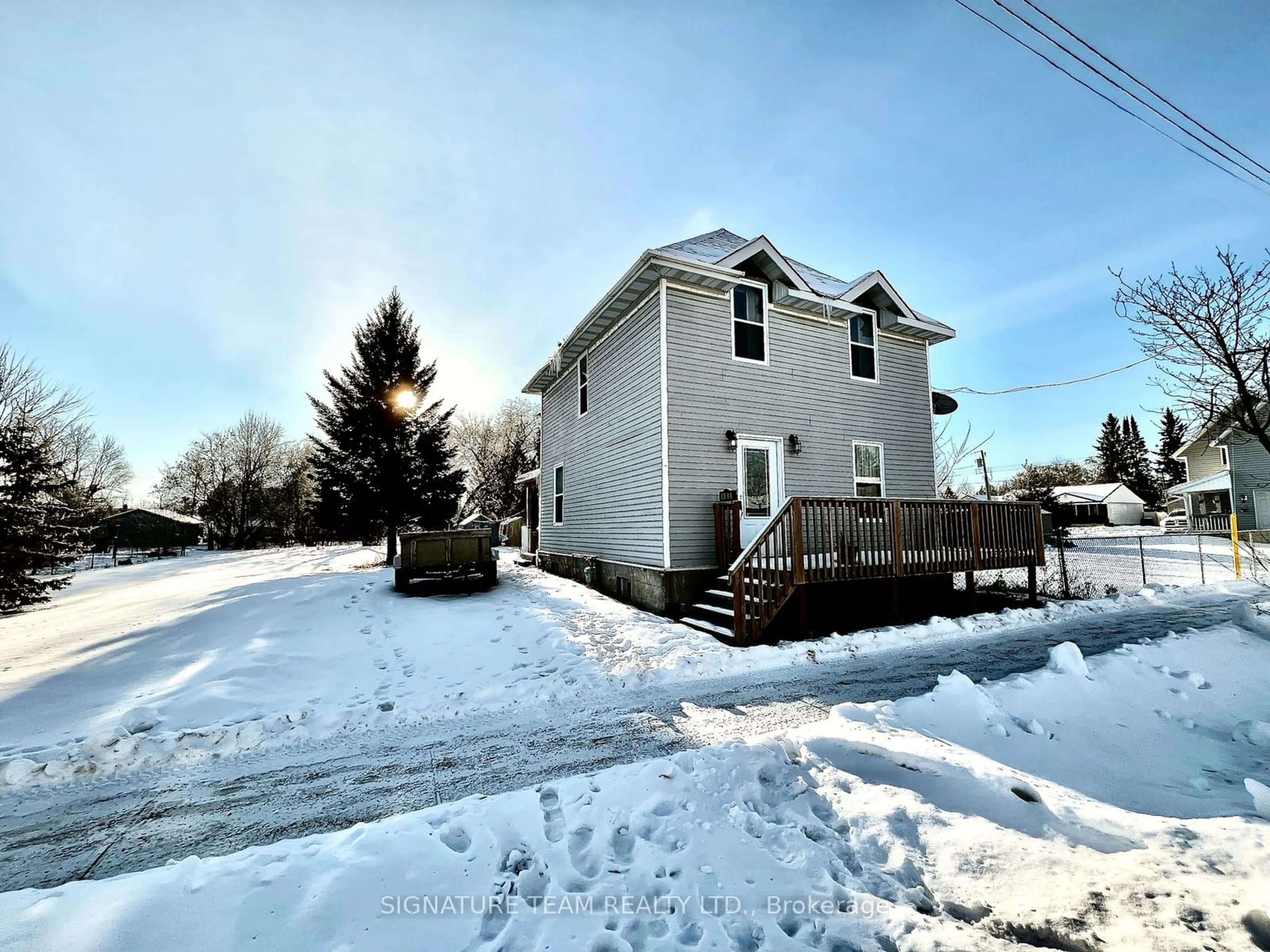 A pic from outside/outdoor area/front of a property/back of a property/a pic from drone, building for 465 Somerset St, Pembroke Ontario K8A 4C5