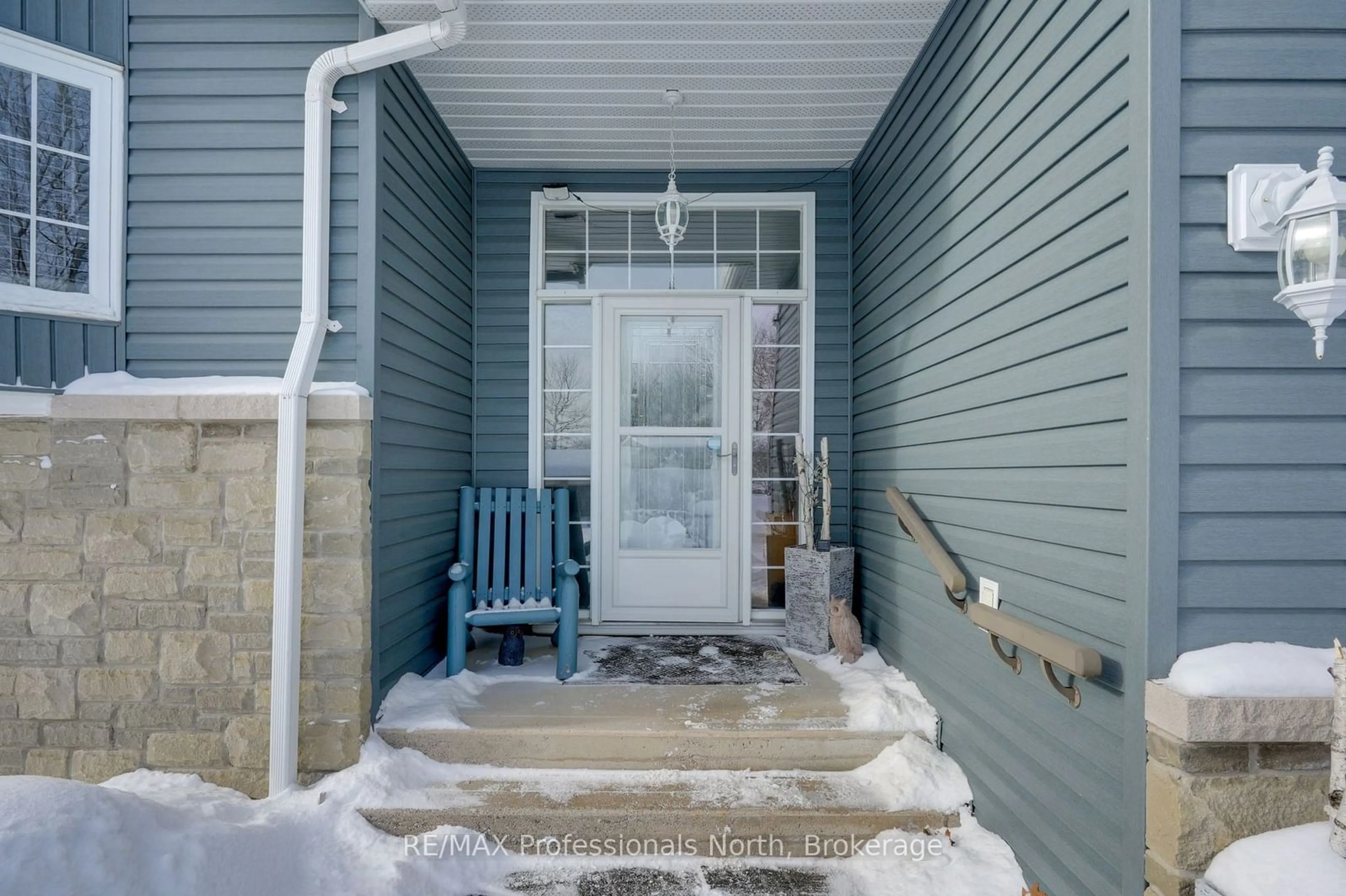 Indoor entryway for 17 Knotty Pine Tr, Huntsville Ontario P1H 1S9