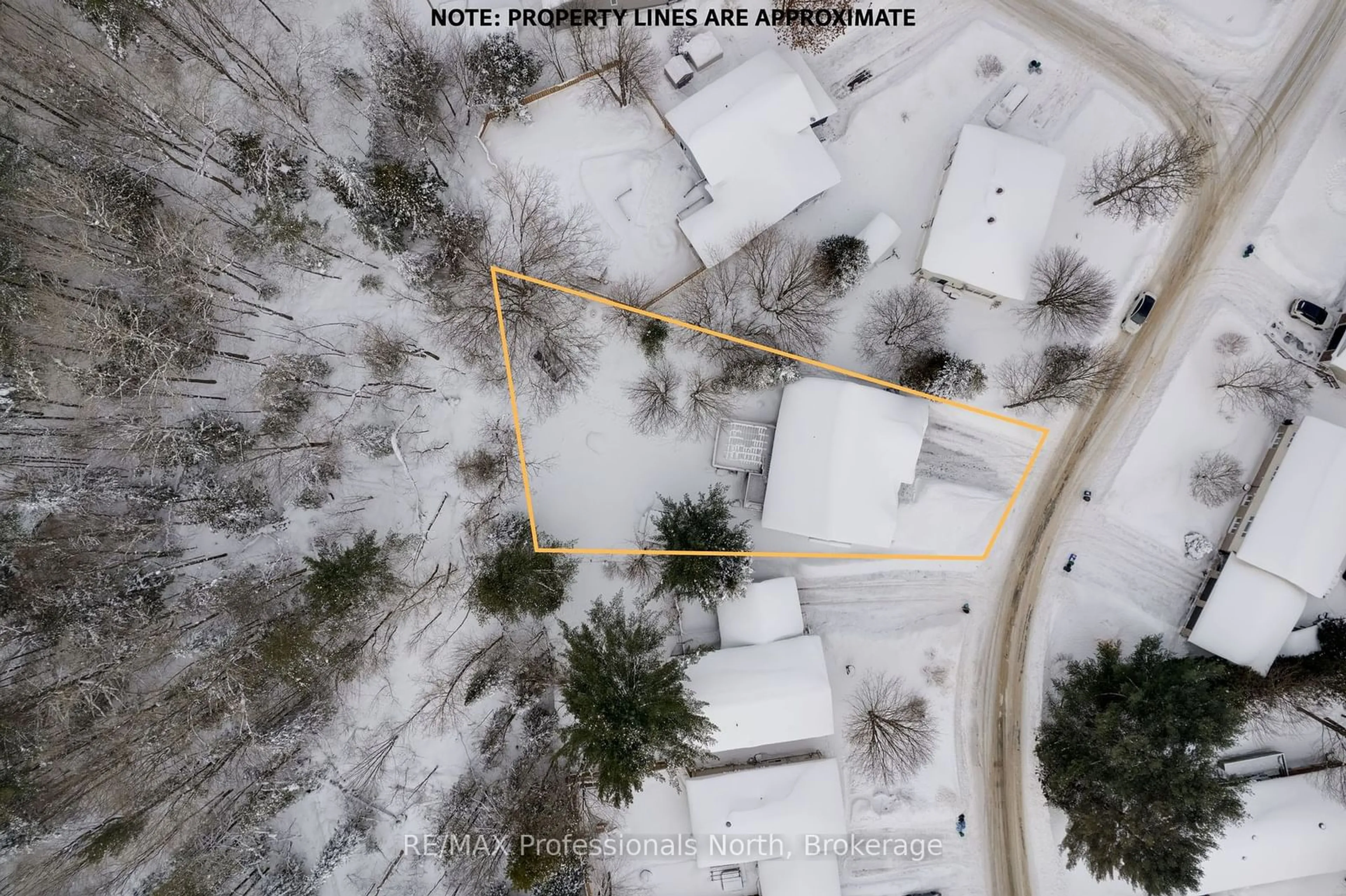 A pic from outside/outdoor area/front of a property/back of a property/a pic from drone, street for 17 Knotty Pine Tr, Huntsville Ontario P1H 1S9