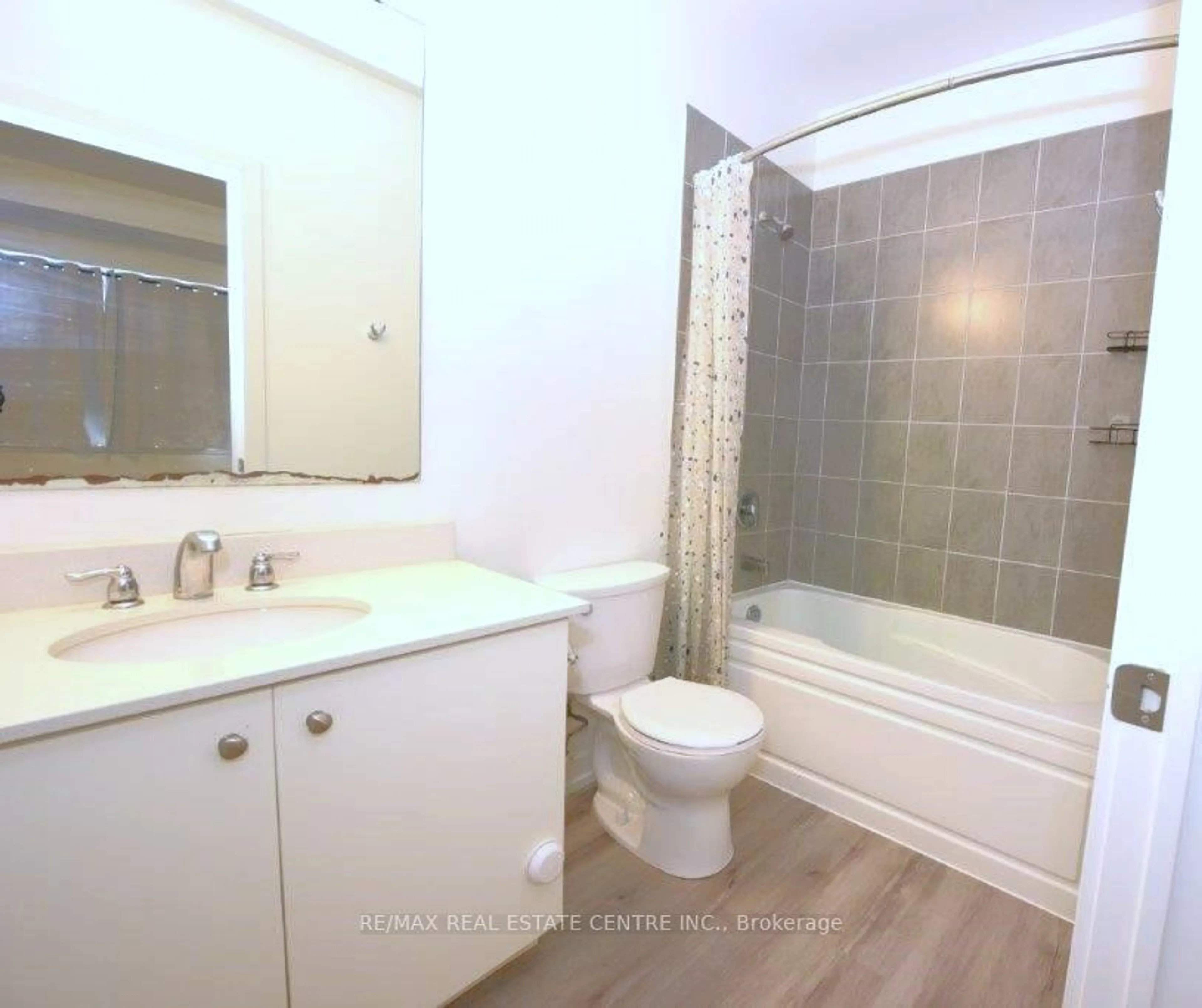 Standard bathroom, ceramic/tile floor for 247 NORTHFIELD Dr #102, Waterloo Ontario N2K 0H1