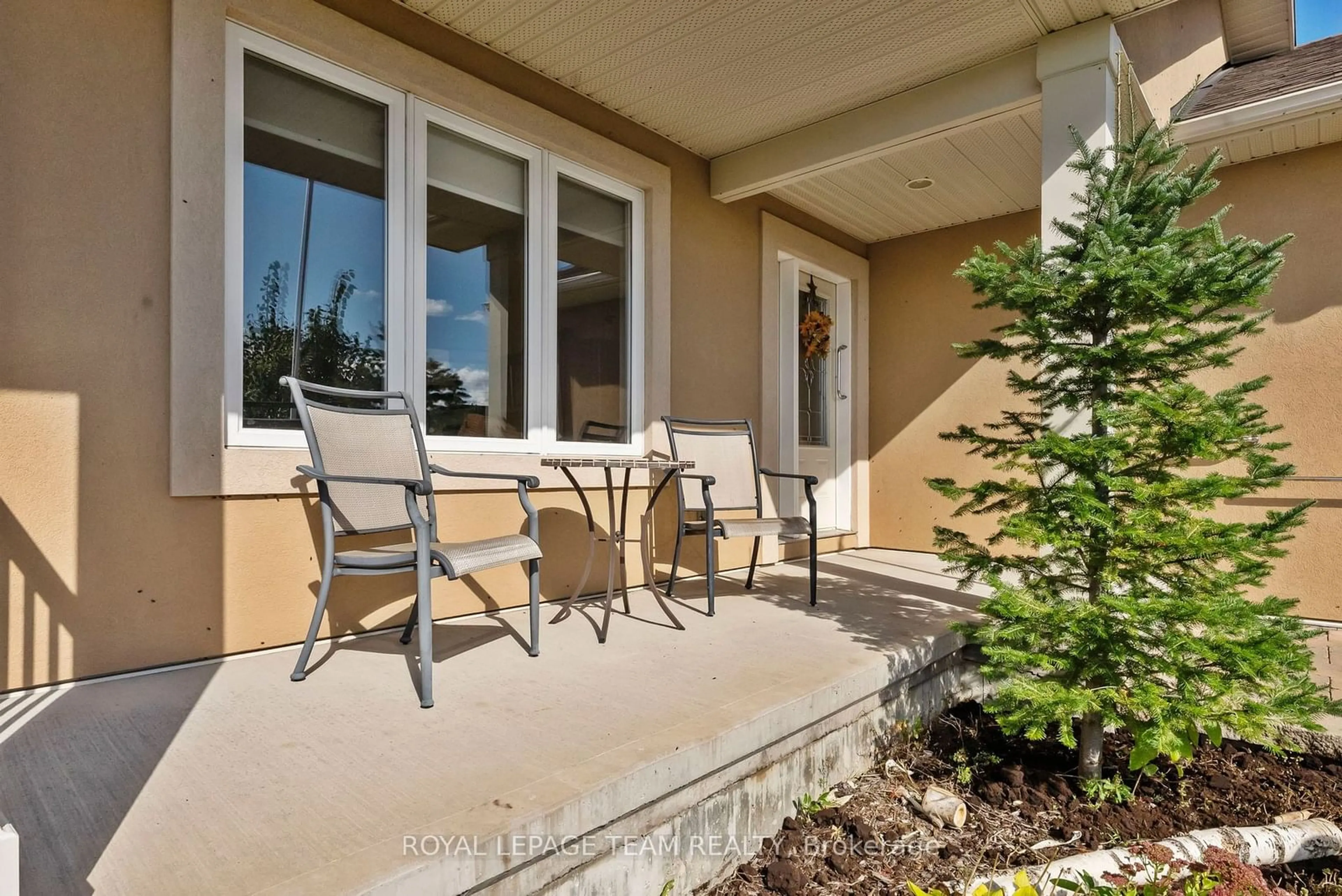 Patio, street for 121 Otteridge Dr, Renfrew Ontario K7V 0A1