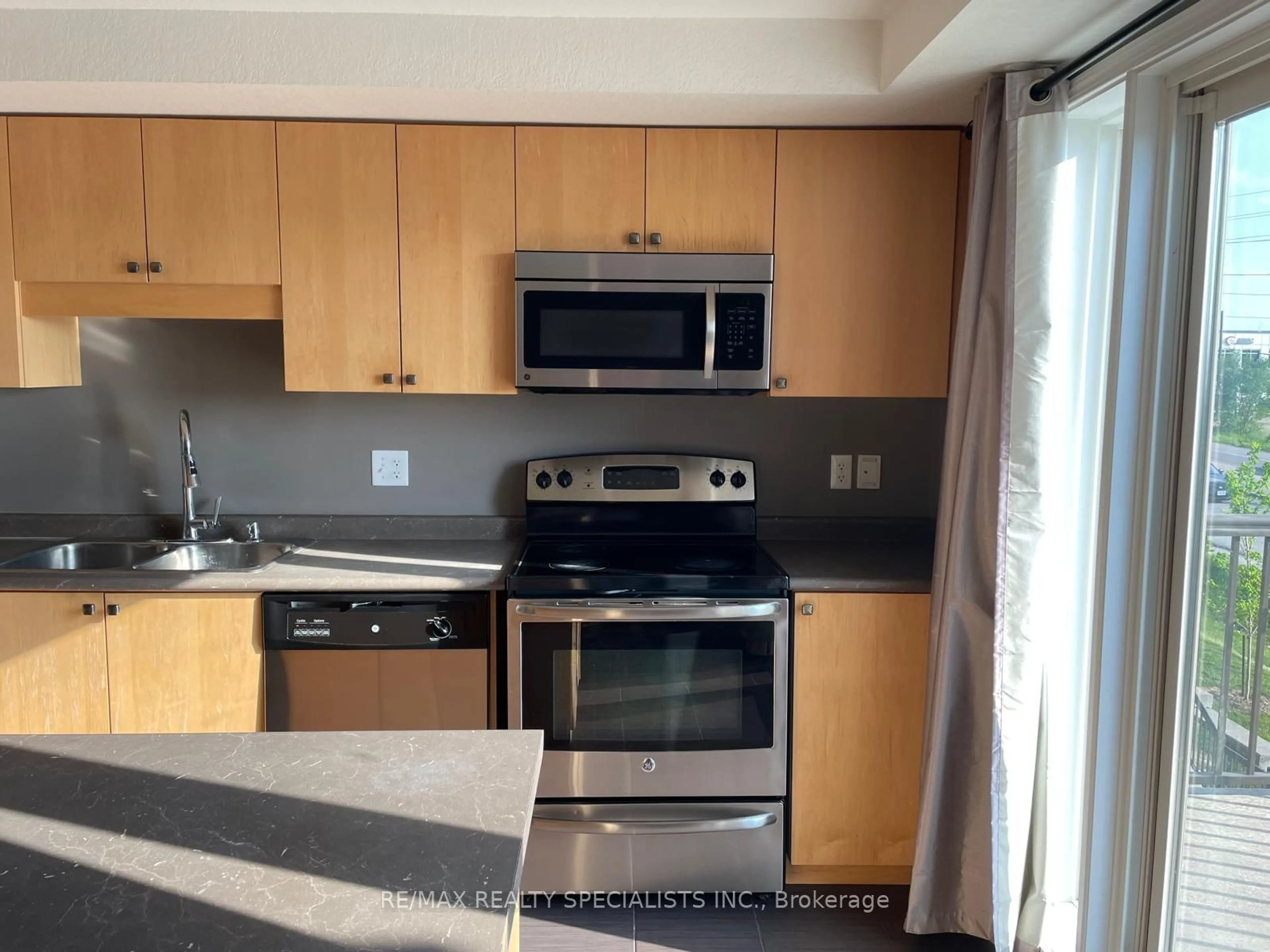 Standard kitchen, unknown for 1662 FISCHER HALLMAN Rd #E, Kitchener Ontario N2R 0C6