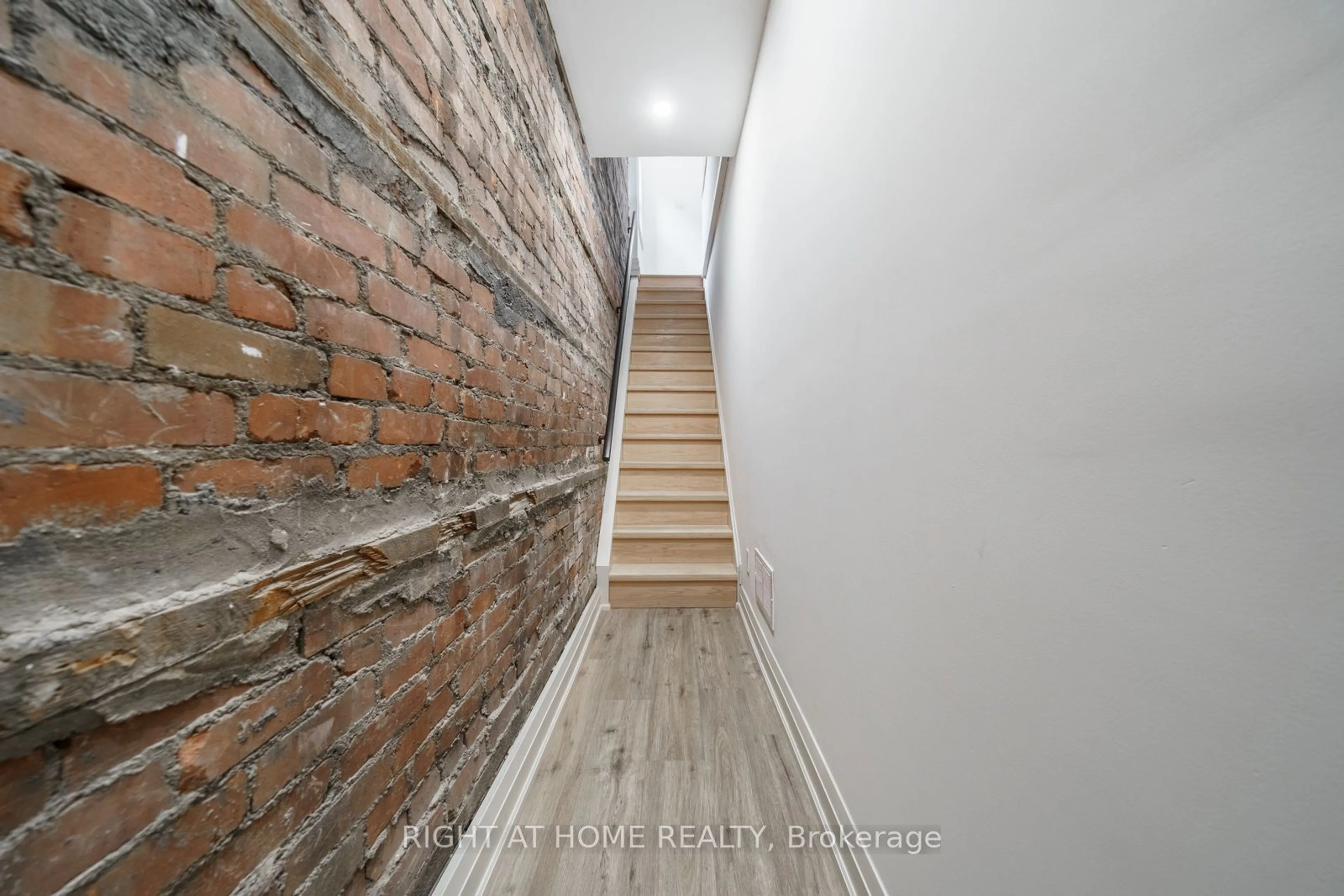 Stairs for 105 Aikman Ave, Hamilton Ontario L8M 1R1