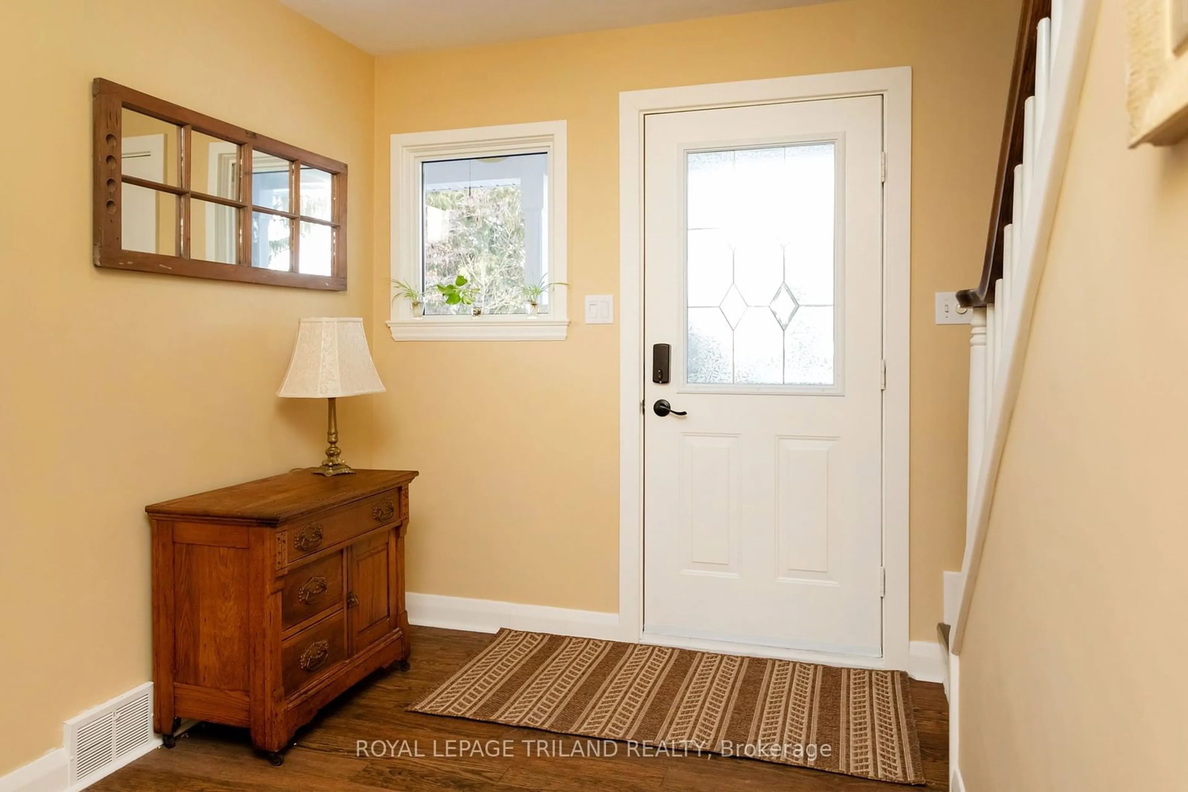 Indoor entryway for 52 Crescent Ave, Central Elgin Ontario N5P 2K3