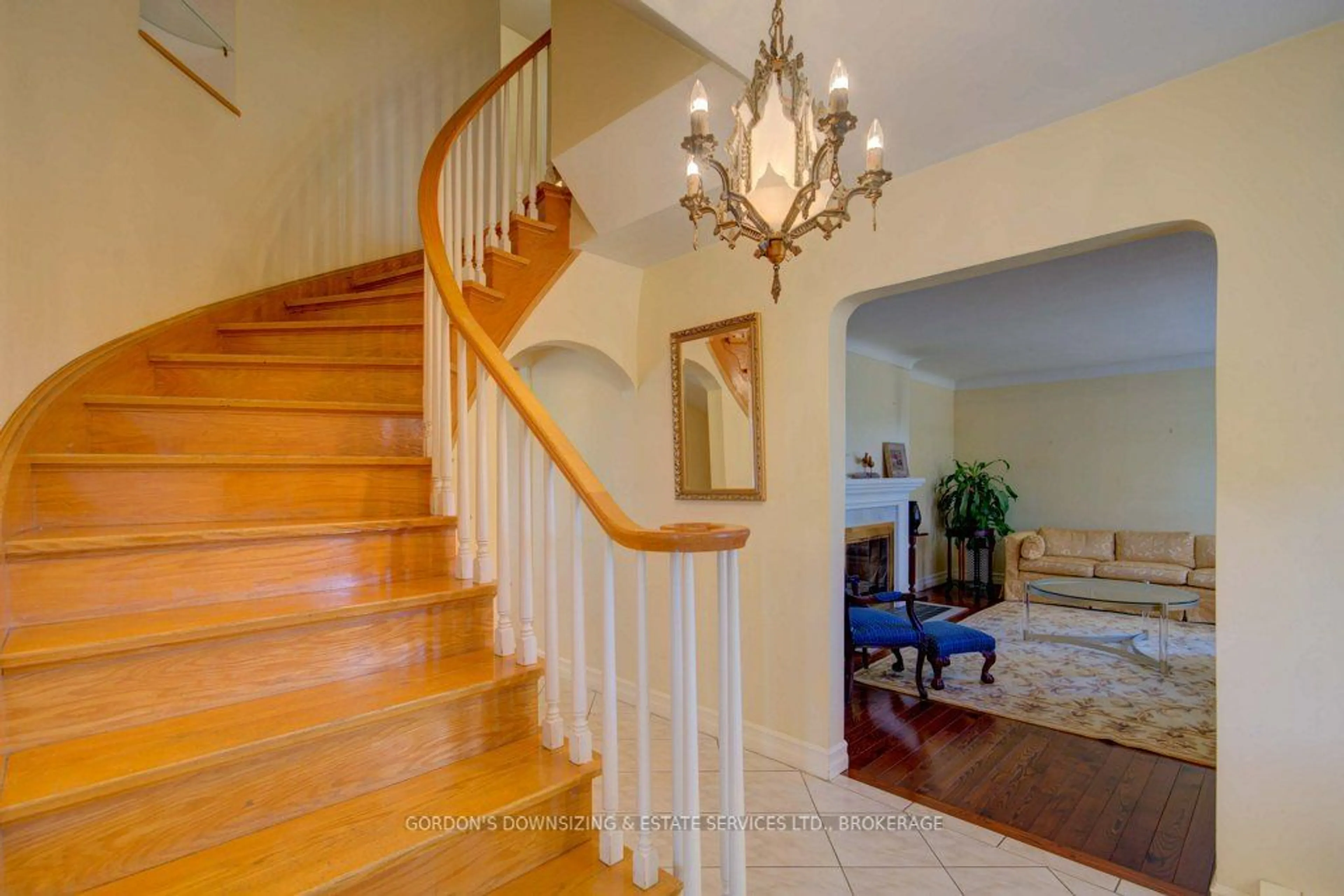 Indoor foyer for 25 Riverside Dr, Kingston Ontario K7L 4V1