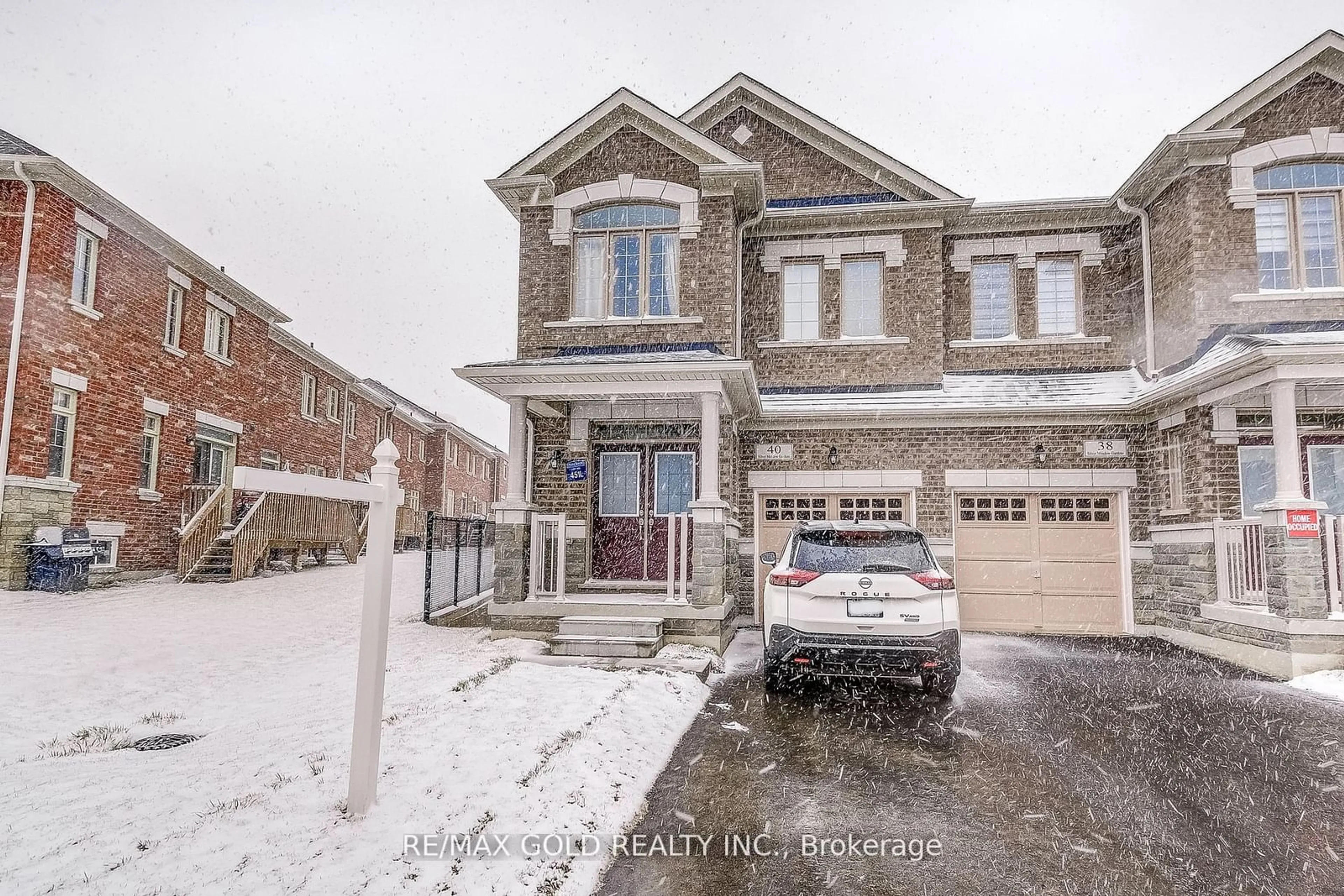 A pic from outside/outdoor area/front of a property/back of a property/a pic from drone, street for 40 Silver Meadow Gdns, Hamilton Ontario L8B 1Z4