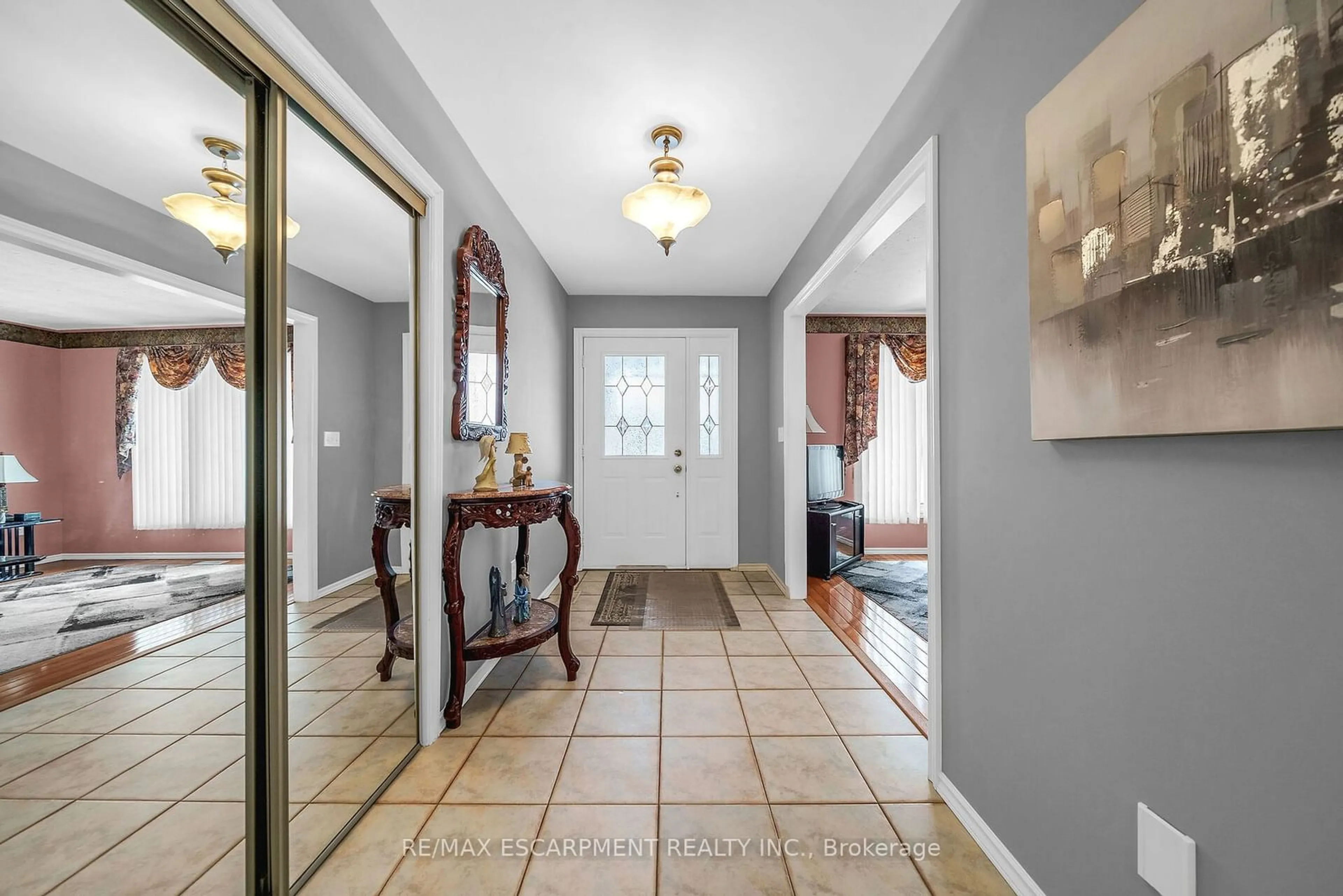 Indoor entryway for 122 Fieldway Dr, Hamilton Ontario L9A 2L6