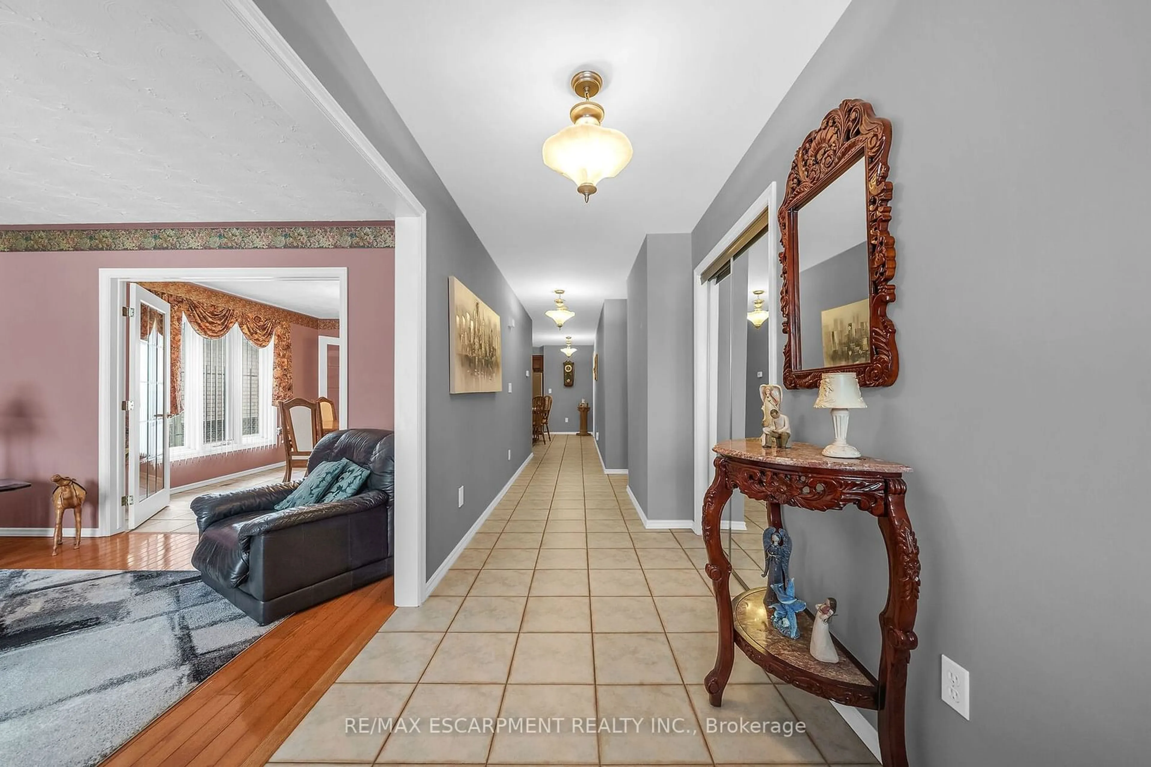 Indoor foyer for 122 Fieldway Dr, Hamilton Ontario L9A 2L6