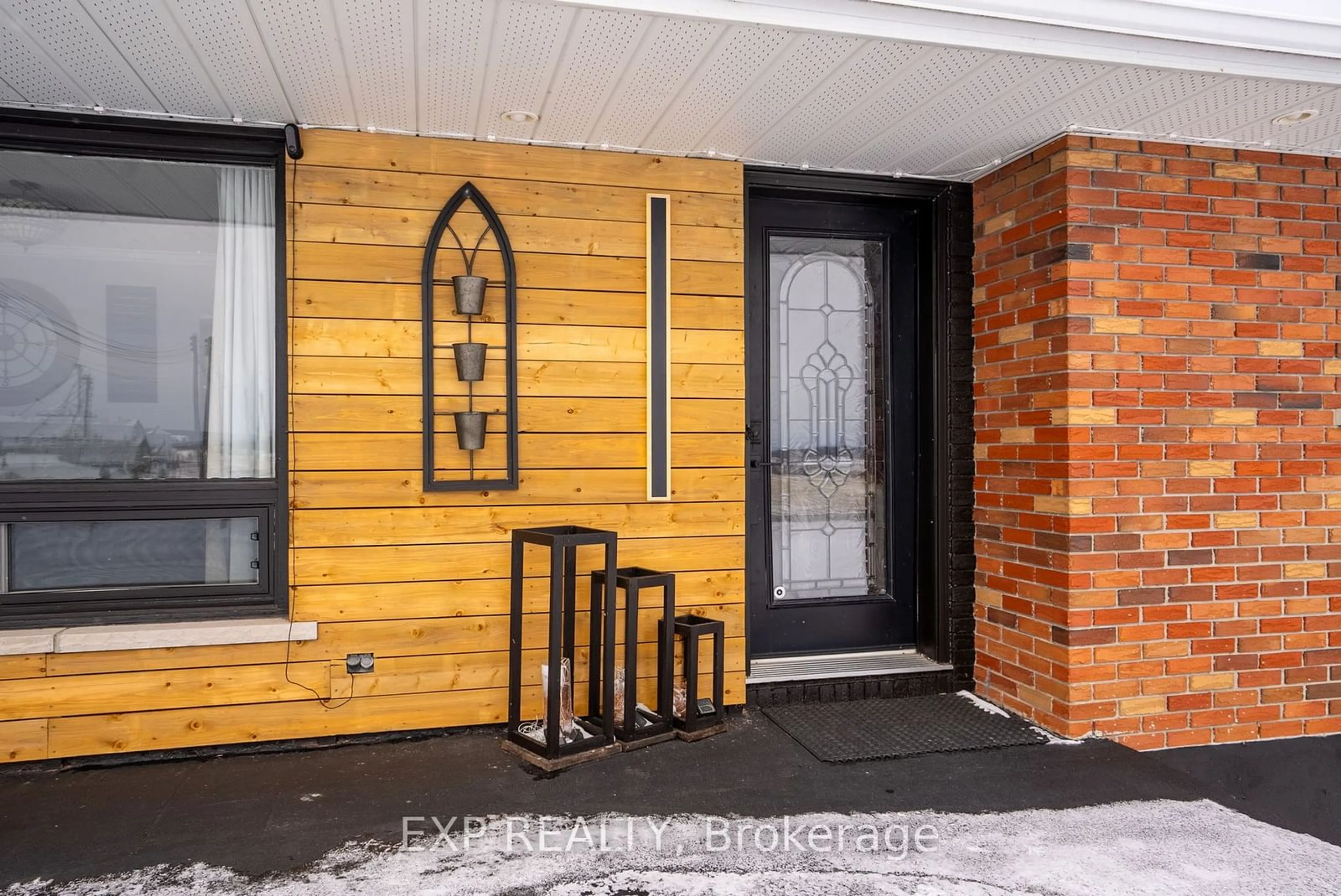 Indoor entryway for 19001 COUNTY RD 18 Rd, South Glengarry Ontario K0C 1S0