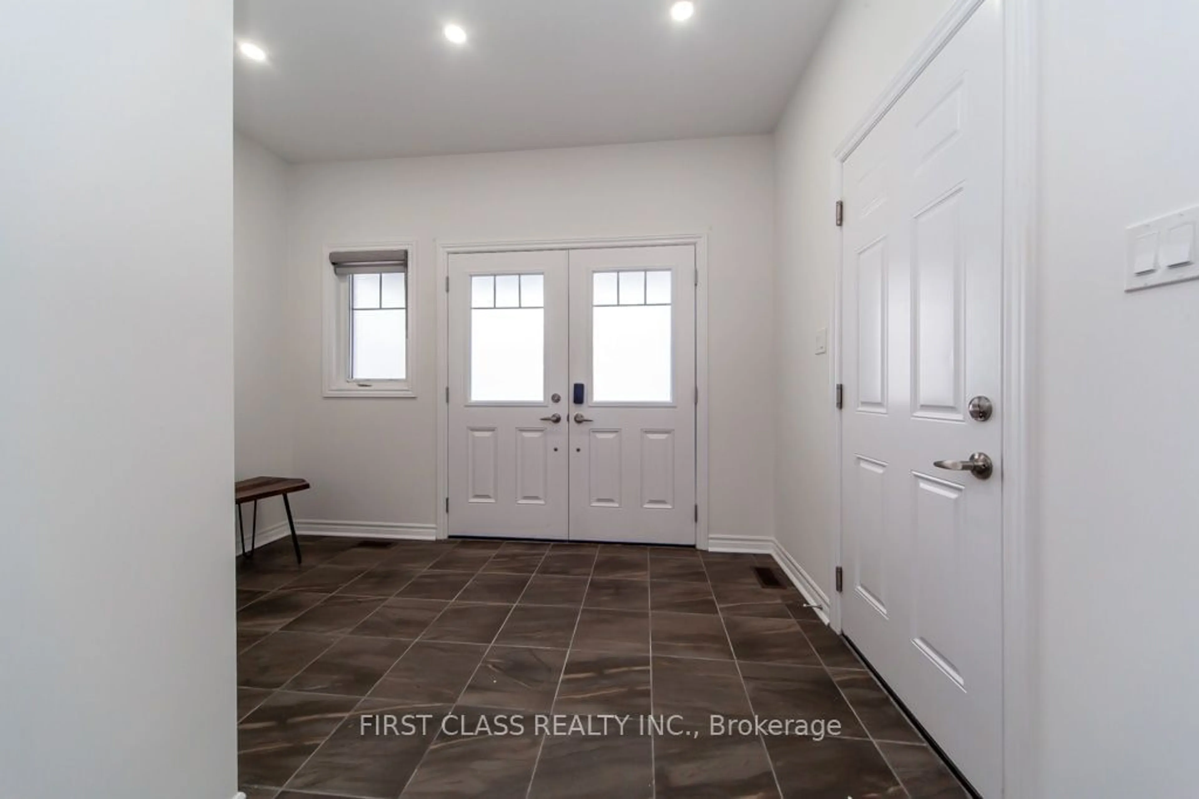 Indoor entryway for 726 Sawmill Rd, Peterborough Ontario K9L 0E8