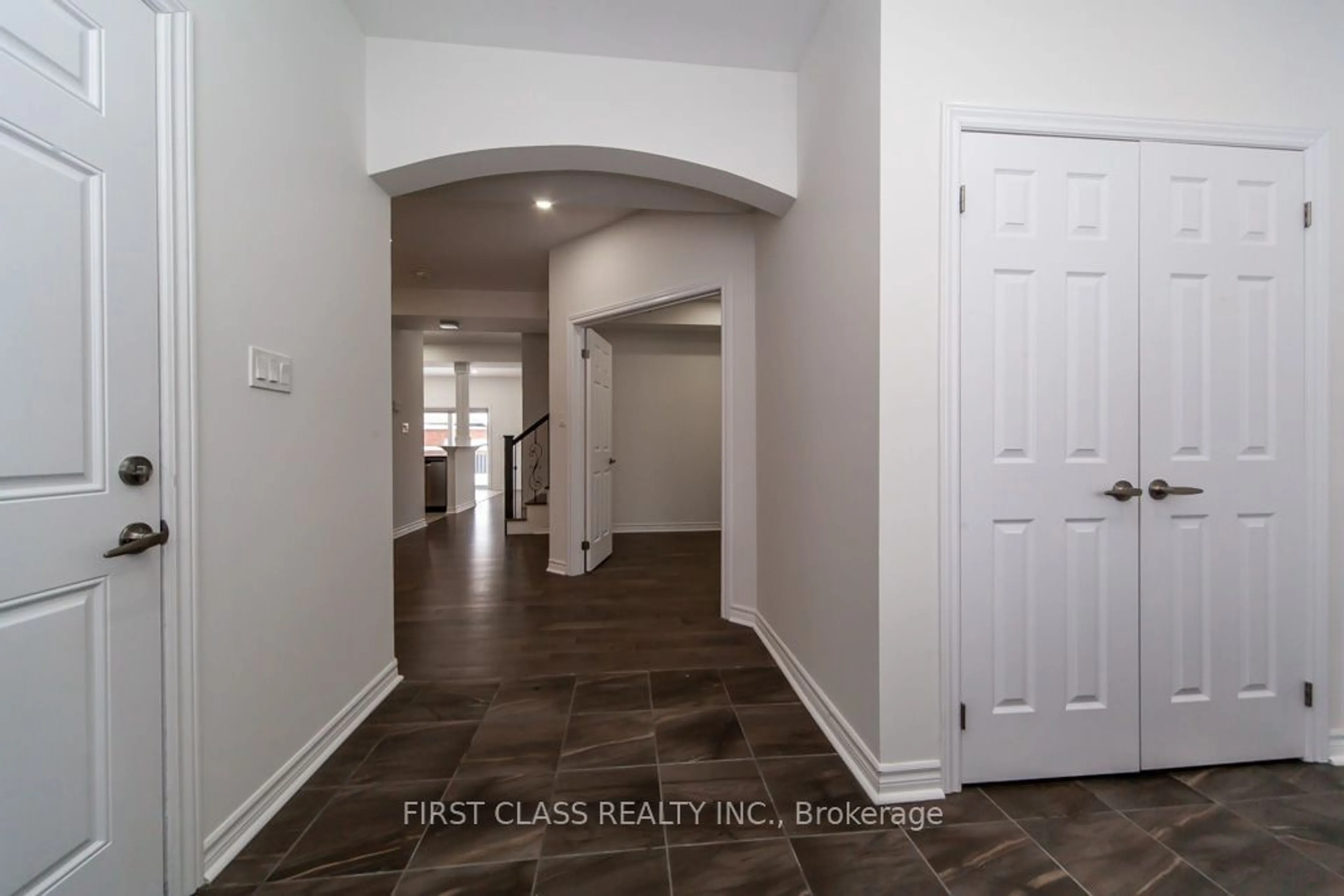 Indoor entryway for 726 Sawmill Rd, Peterborough Ontario K9L 0E8