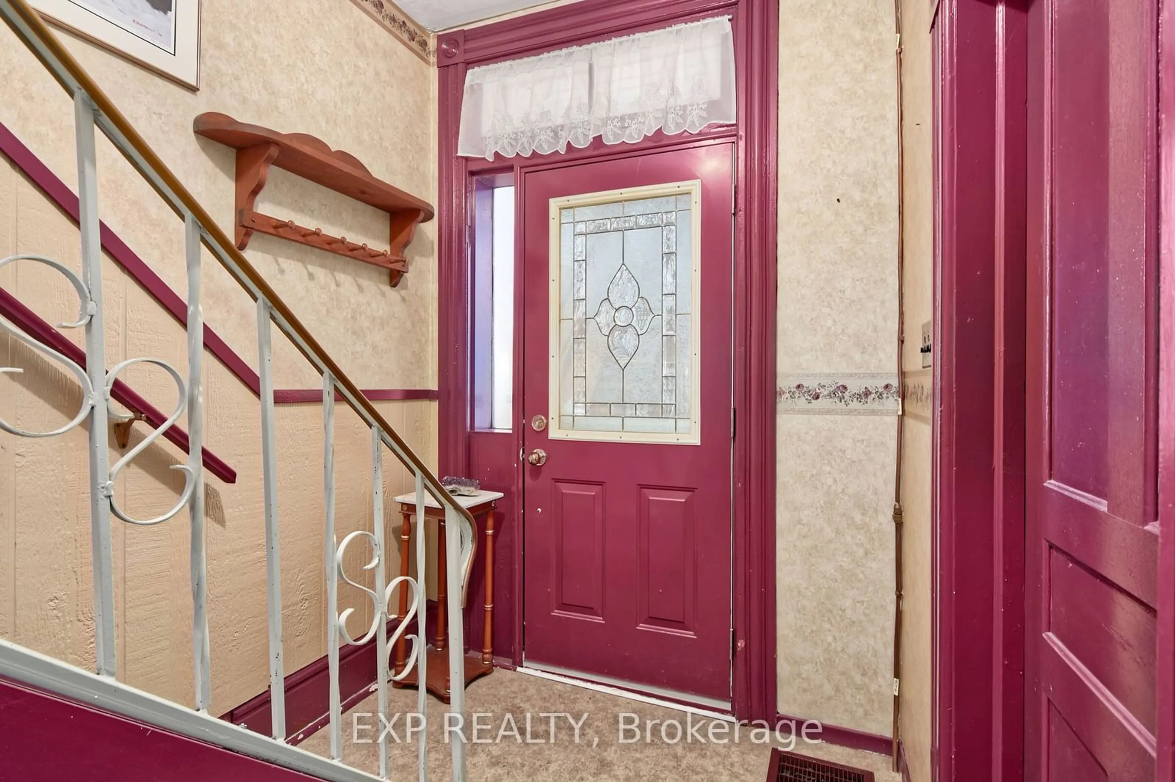 Indoor entryway for 138 Sydenham St, Aylmer Ontario N5H 1L5