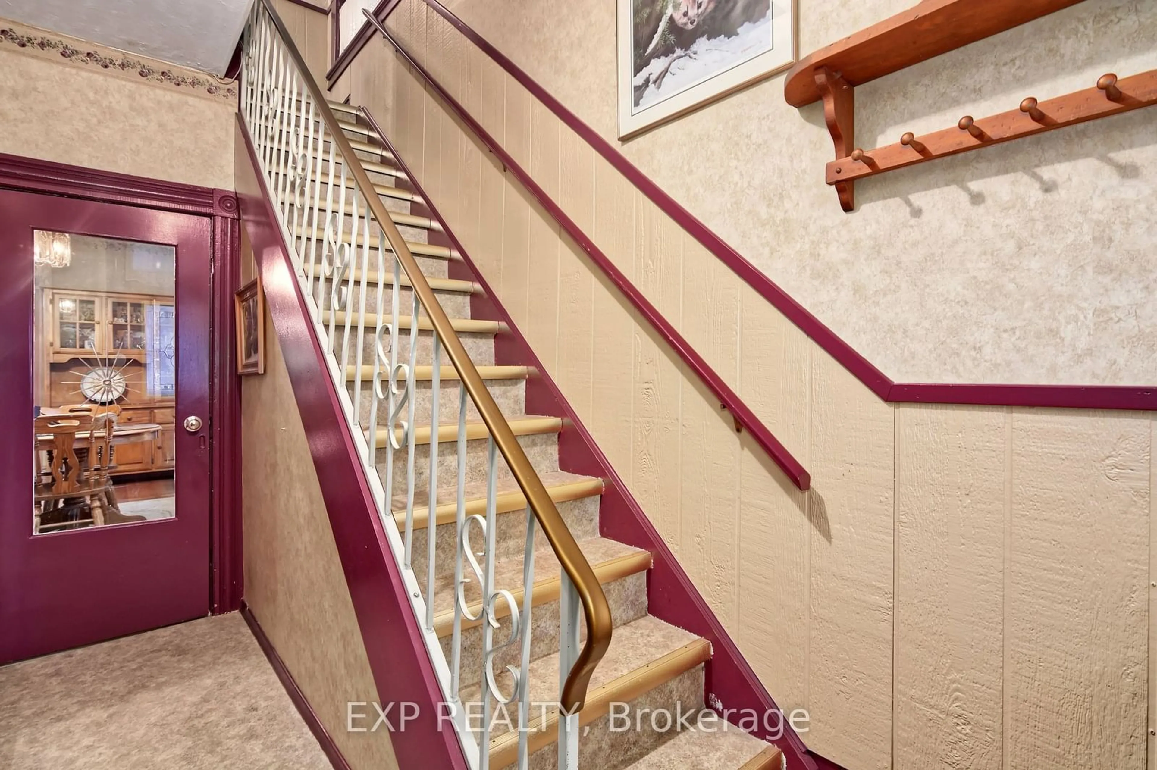 Indoor foyer for 138 Sydenham St, Aylmer Ontario N5H 1L5