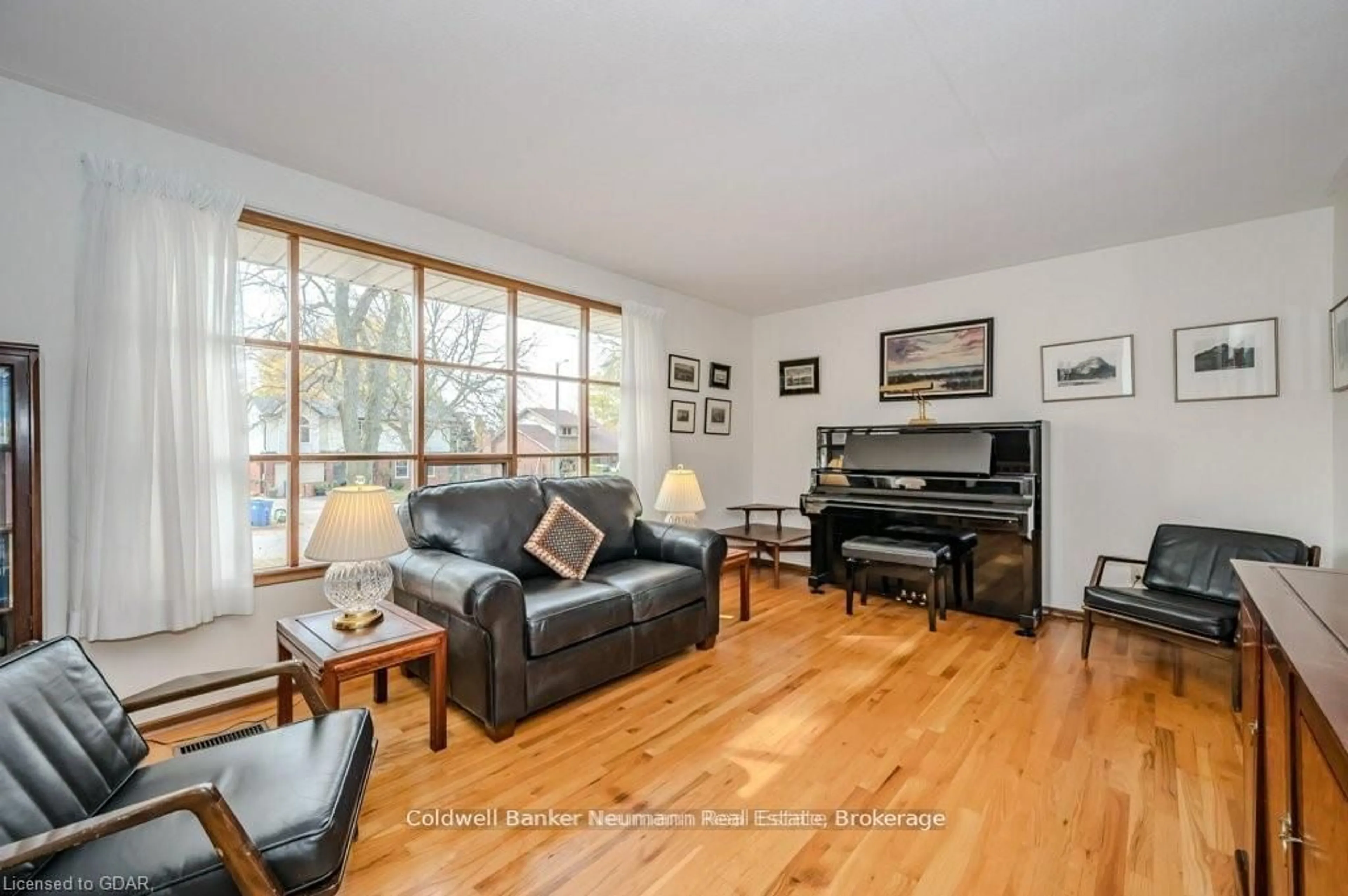 Living room with furniture, wood/laminate floor for 40 KEATS Cres, Guelph Ontario N1G 3B2