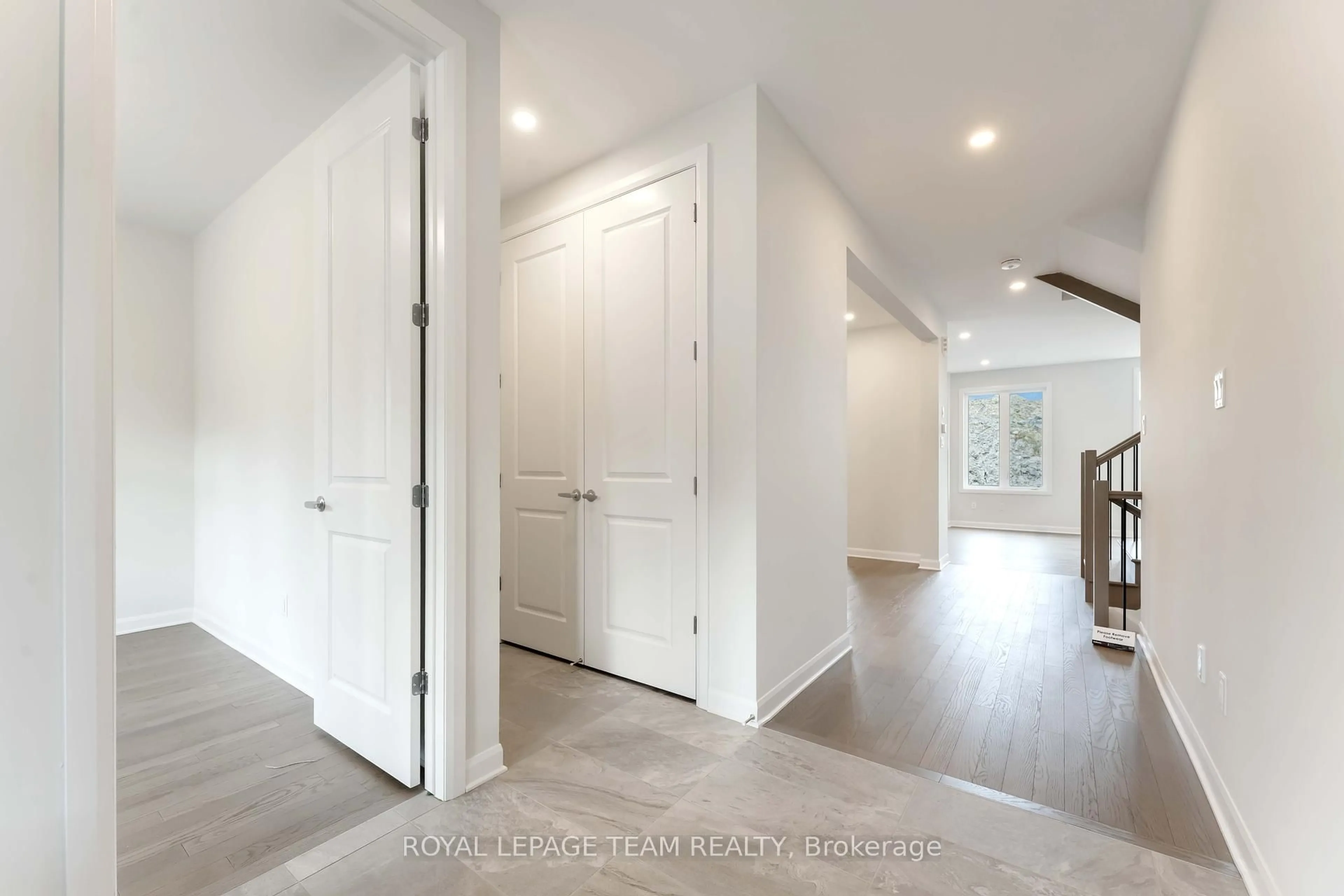Indoor entryway for 634 Bridgeport Ave, Manotick Ontario K4M 0W9