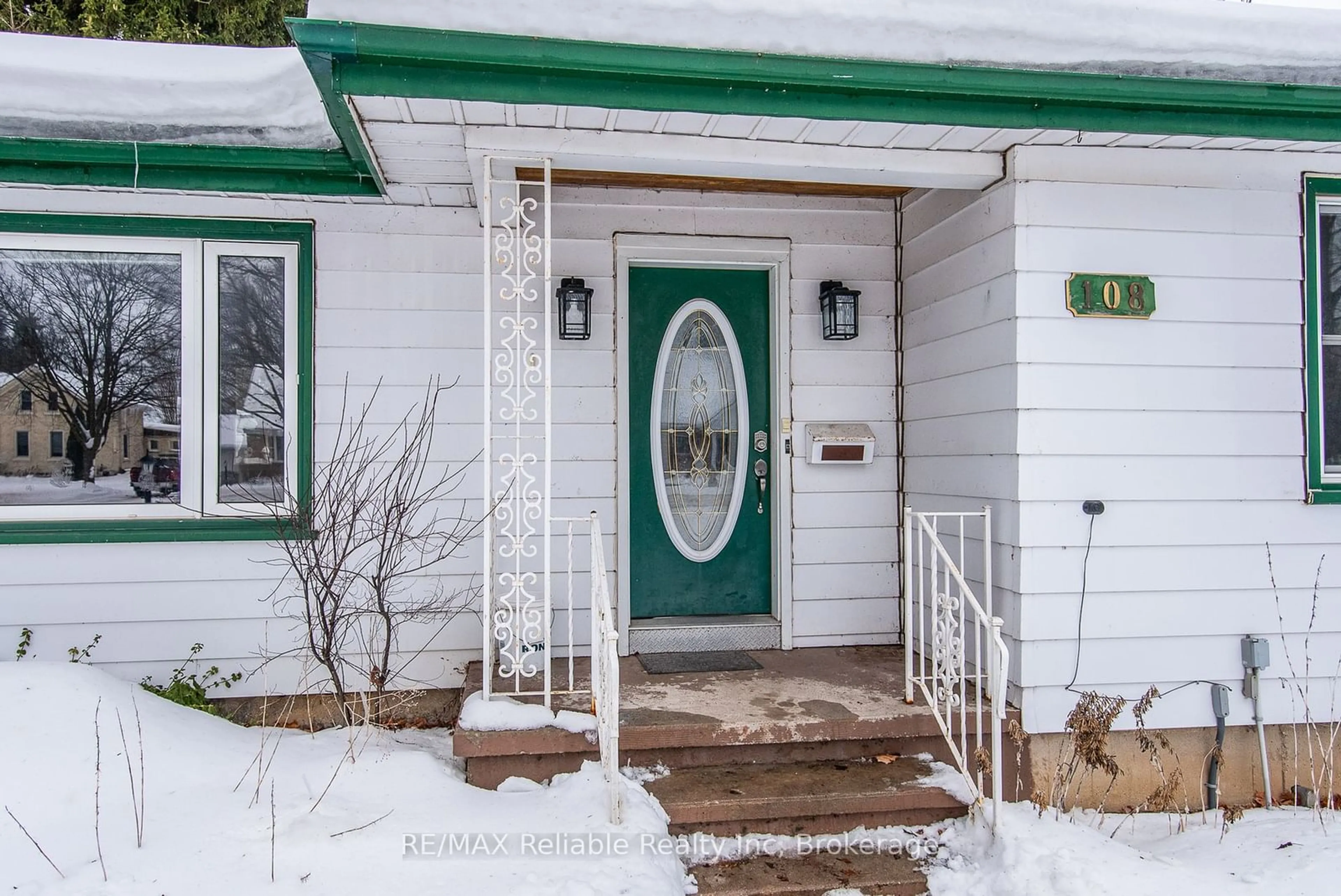 Indoor entryway for 108 Raglan St, Central Huron Ontario N0K 1L0