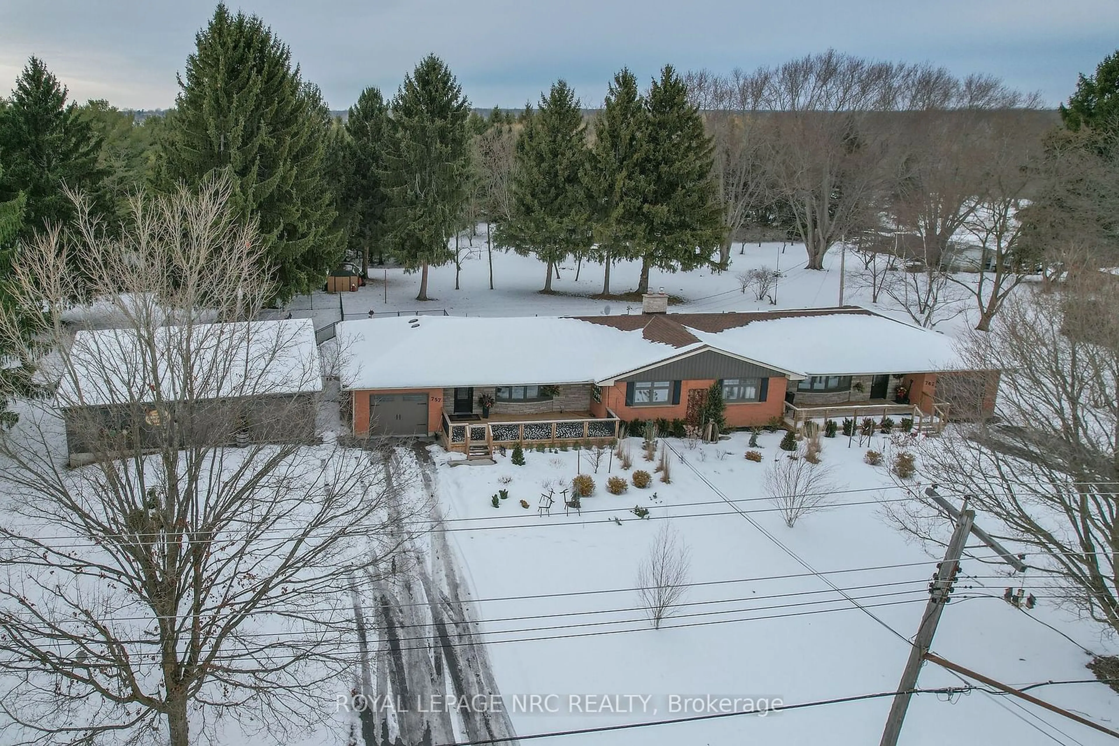 A pic from outside/outdoor area/front of a property/back of a property/a pic from drone, unknown for 757-763 Ridge Rd, Fort Erie Ontario L0S 1N0