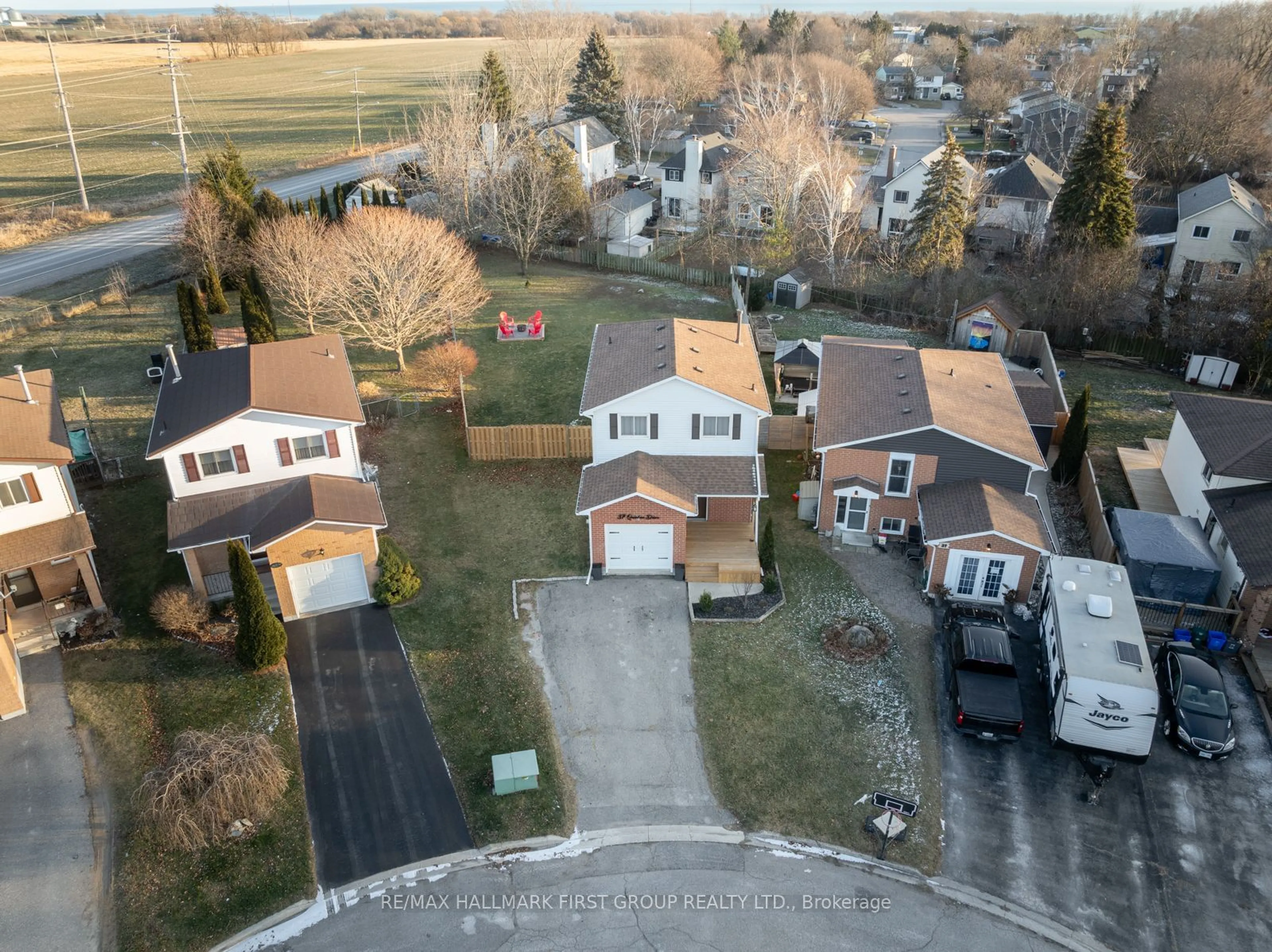 A pic from outside/outdoor area/front of a property/back of a property/a pic from drone, street for 37 Quinlan Dr, Port Hope Ontario L1A 4H3