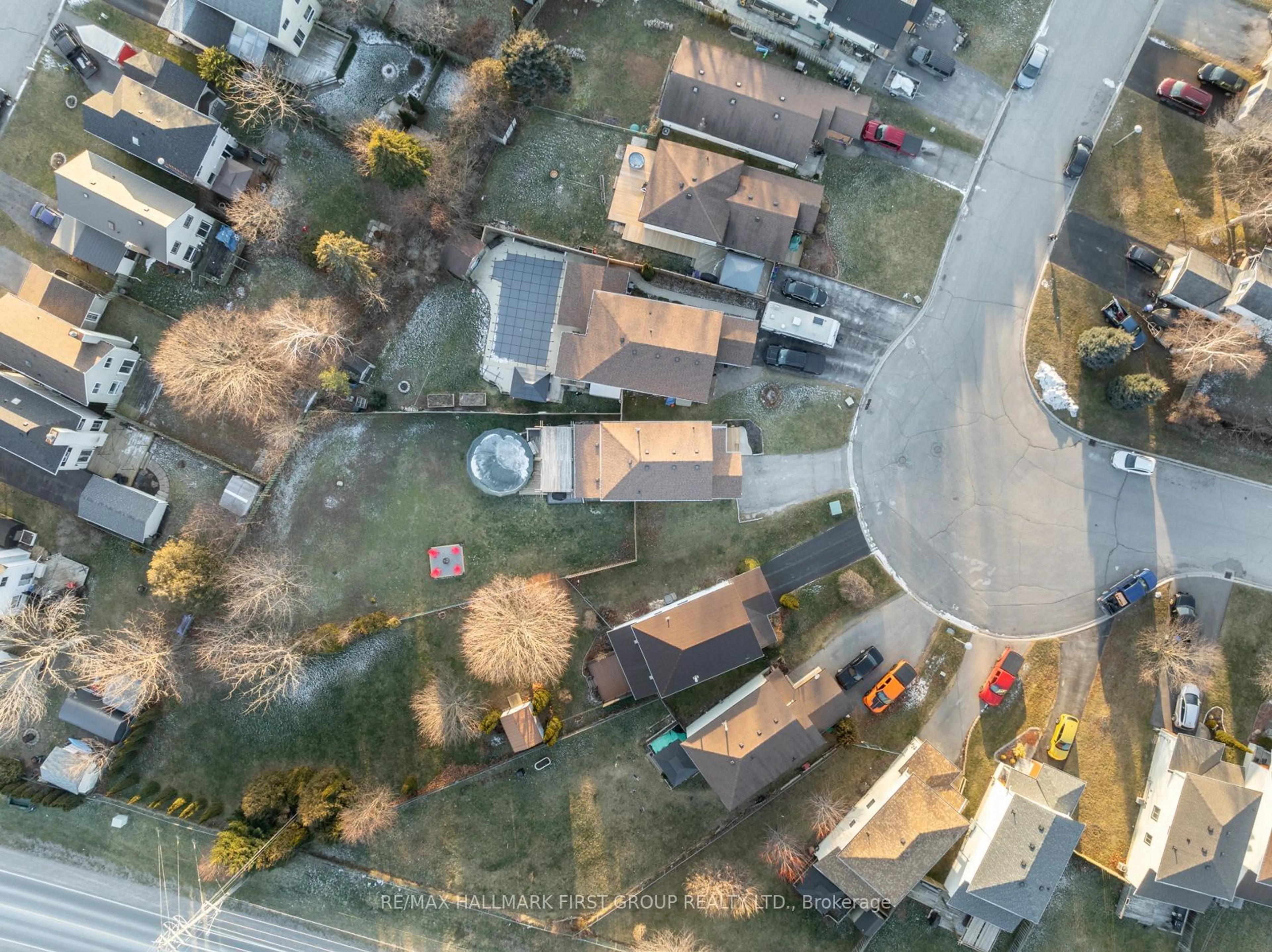 A pic from outside/outdoor area/front of a property/back of a property/a pic from drone, street for 37 Quinlan Dr, Port Hope Ontario L1A 4H3