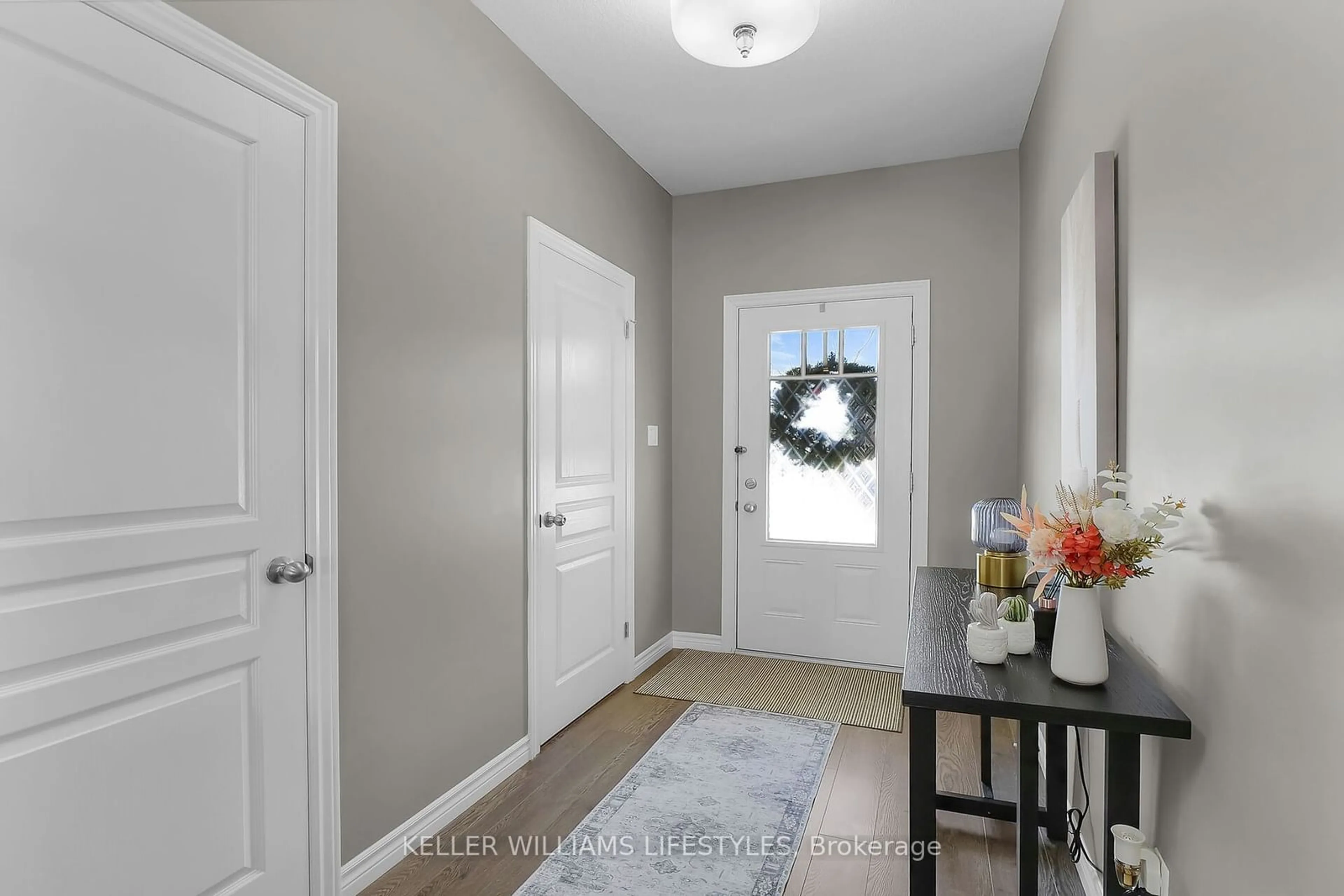 Indoor entryway for 1924 CEDARHOLLOW Blvd #33, London Ontario N5X 0K3